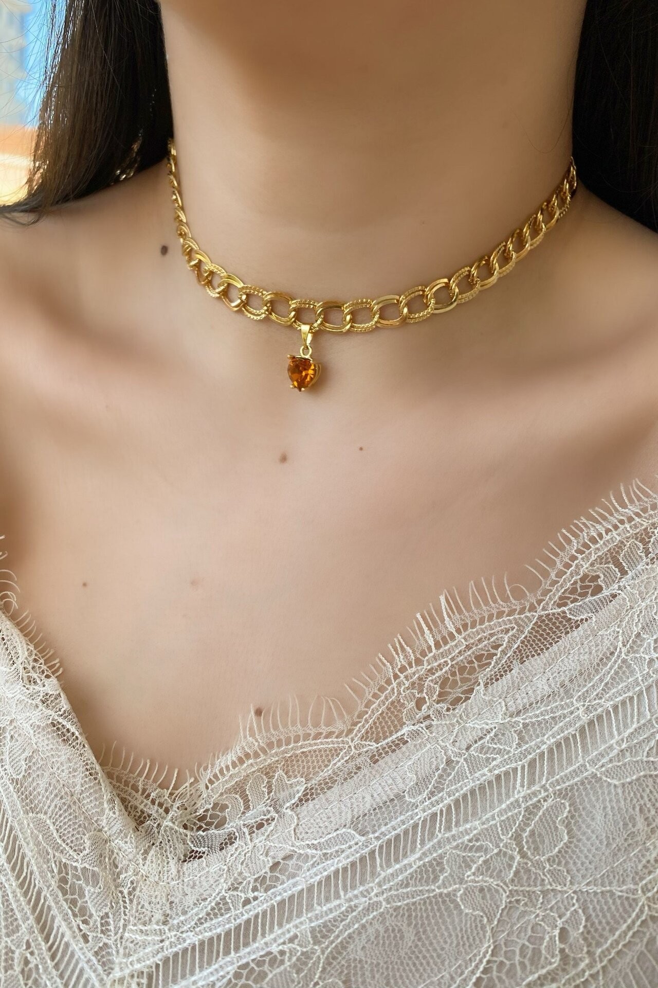 Bal Rengi Kalp Choker Kolye