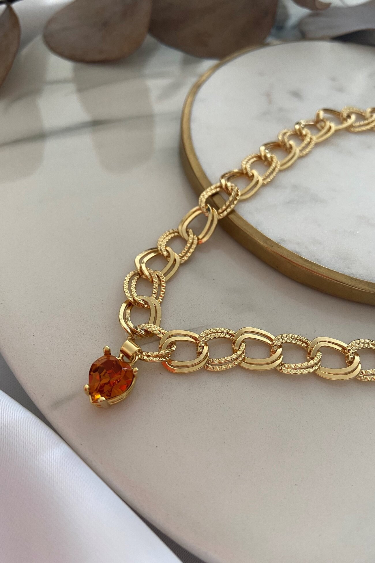 Bal Rengi Kalp Choker Kolye