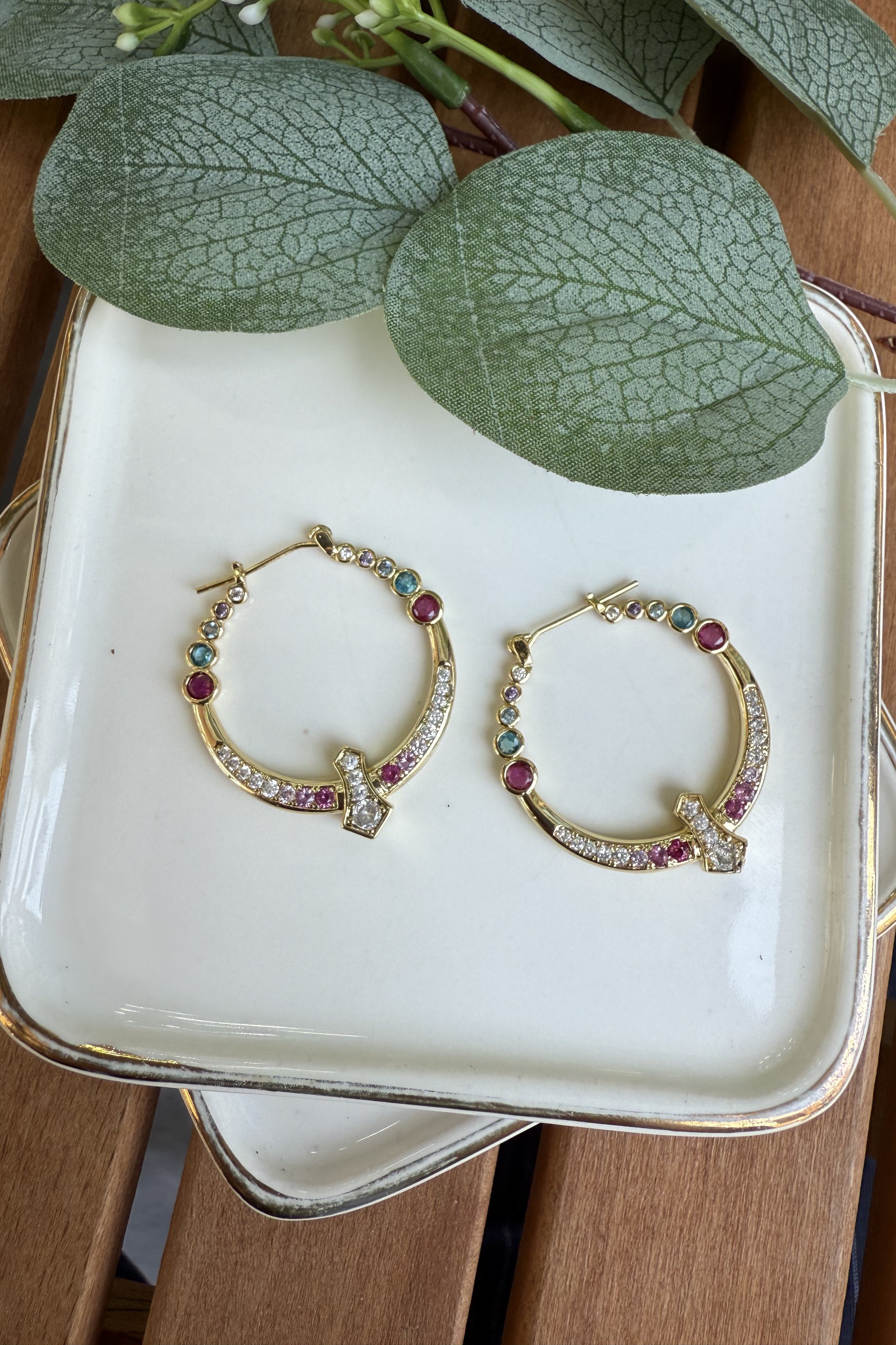 14K Altın Kaplama Yandan Taşlı ve Oymalı Halka Küpe Gold