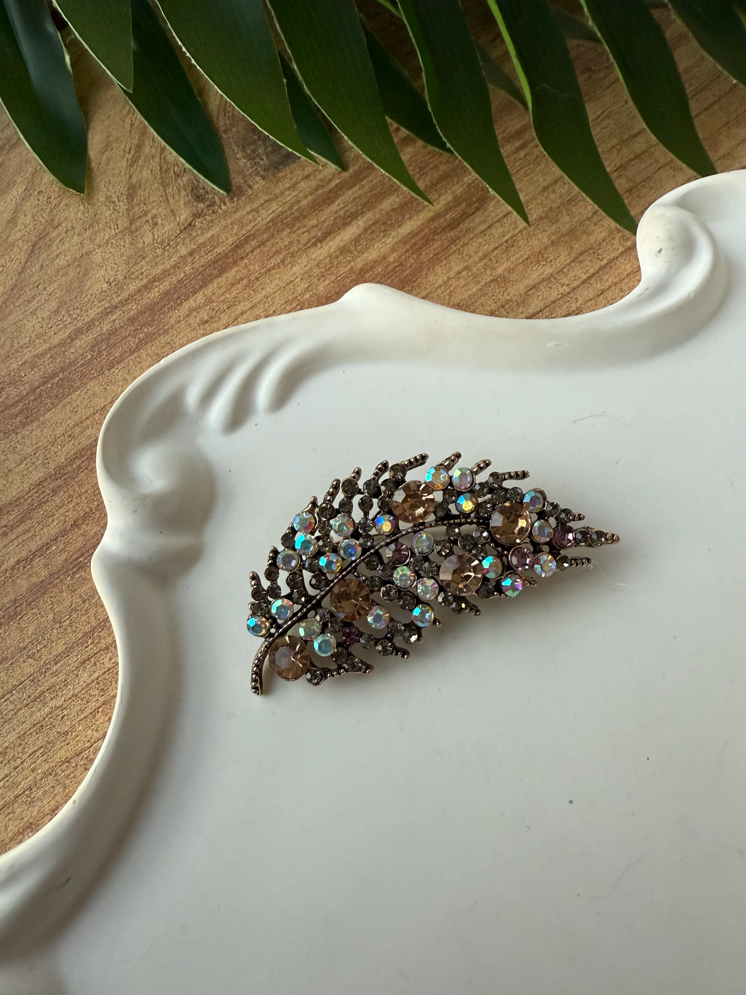 Taşlı Tüy Broş