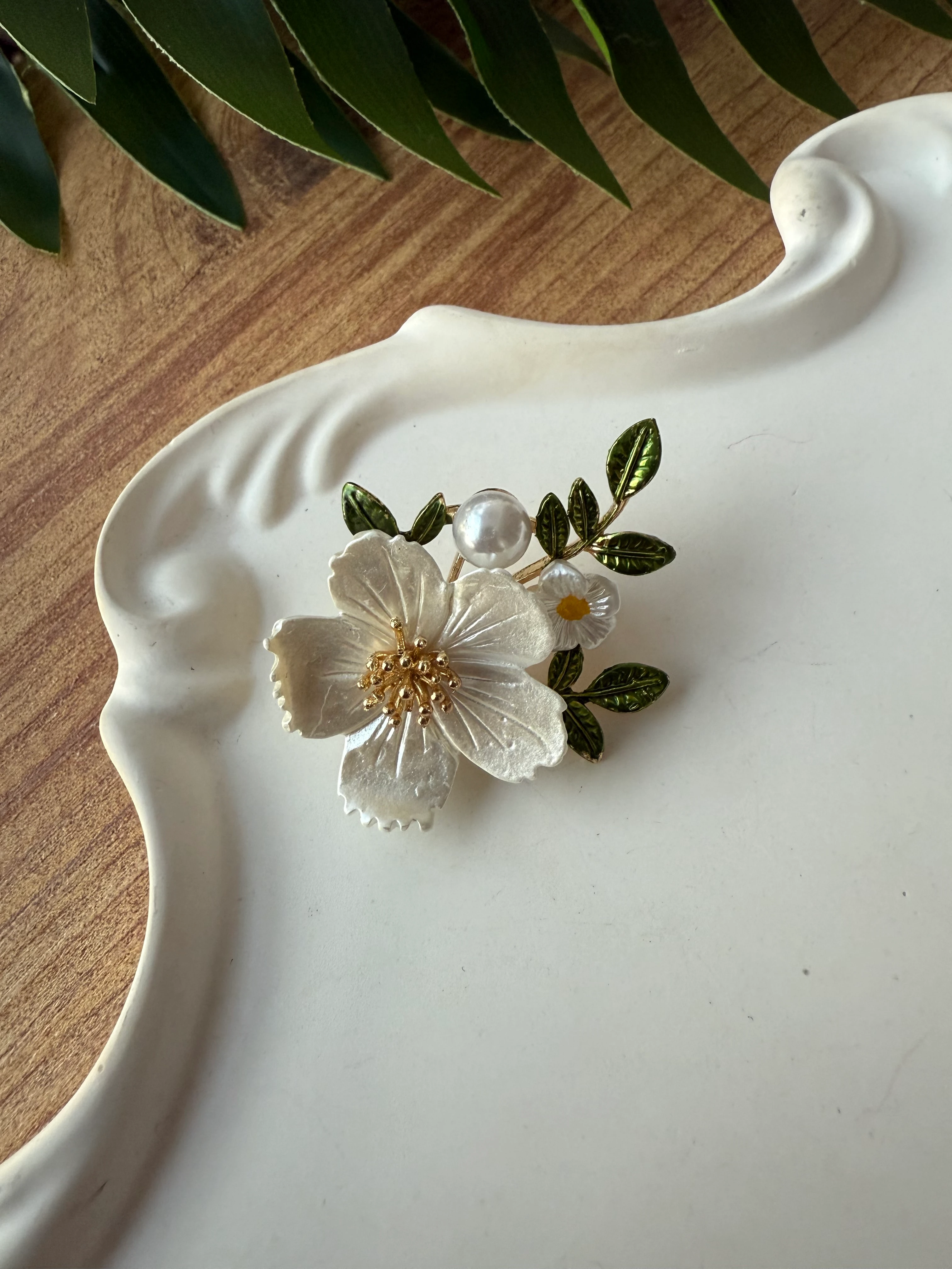 Beyaz Yaban Gülü Broş