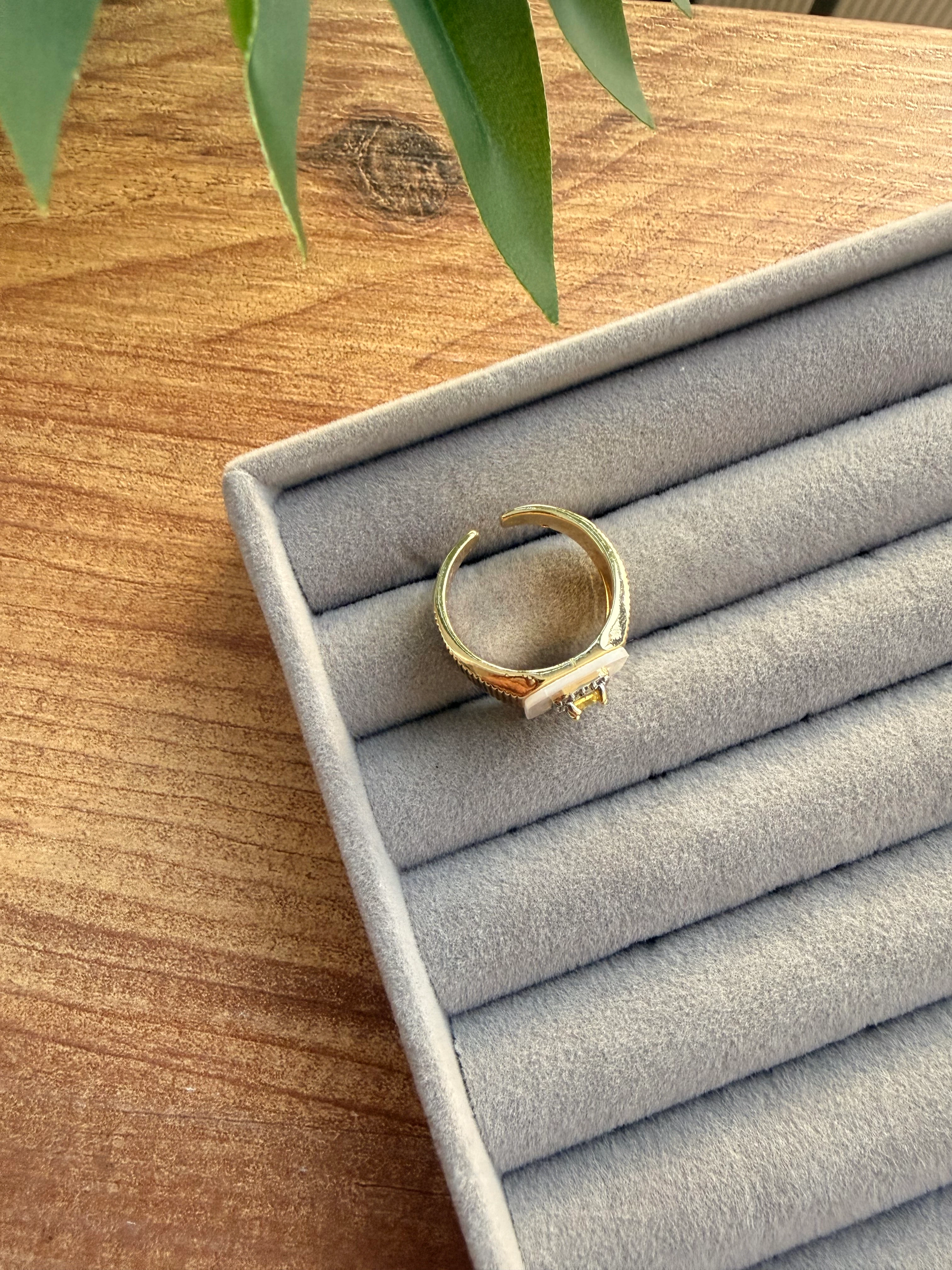 14K Altın Kaplama Beyaz Sedef Sarı Baget Taş Yüzük