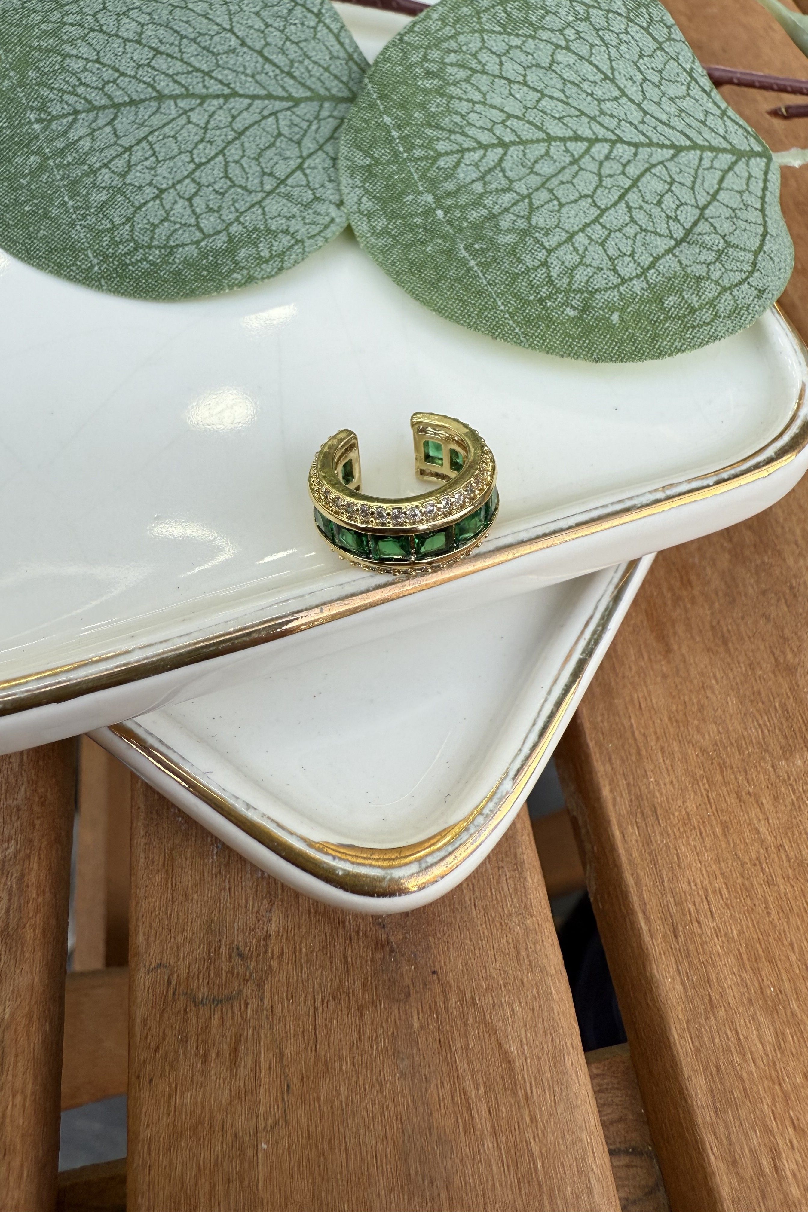 Ortası Yeşil Taşlı Kıkırdak Küpe Gold