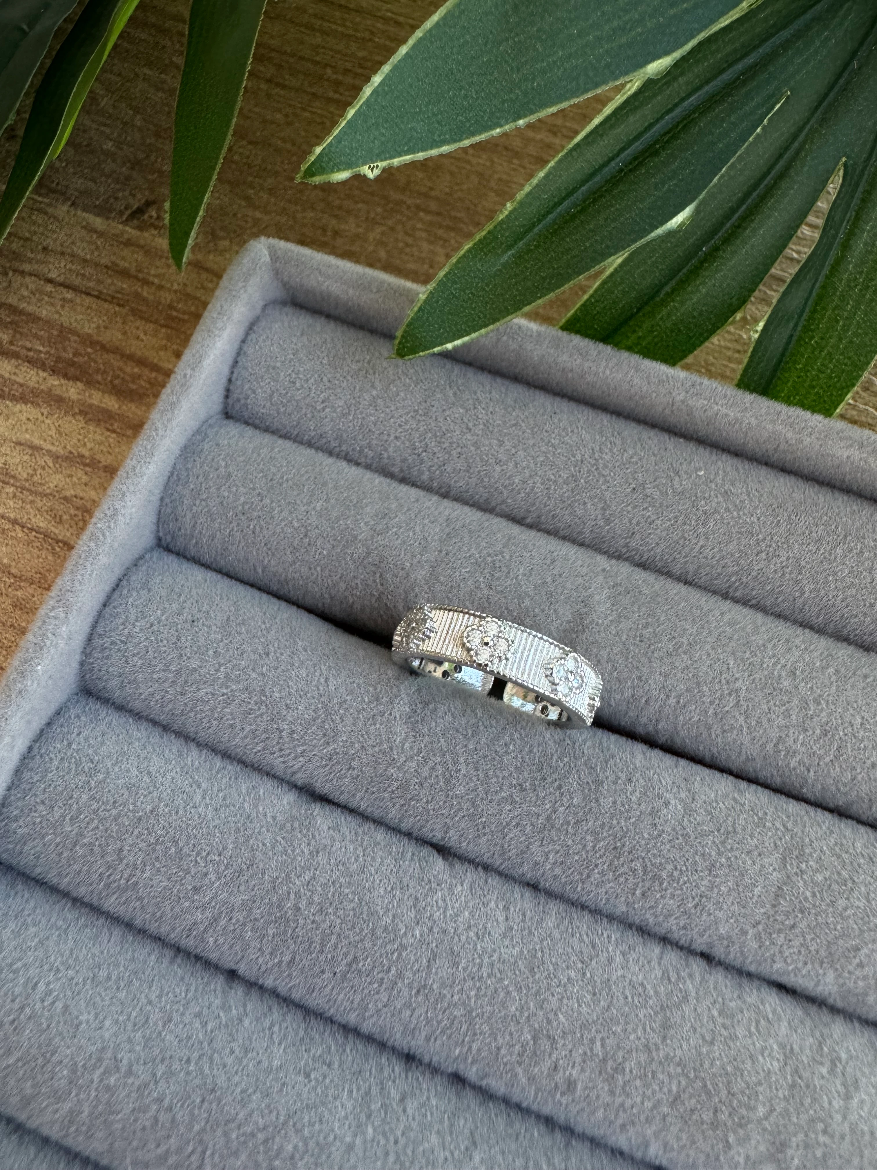 14K Altın Kaplama Dokulu Plaka Üzeri Yonca Yüzük Gümüş