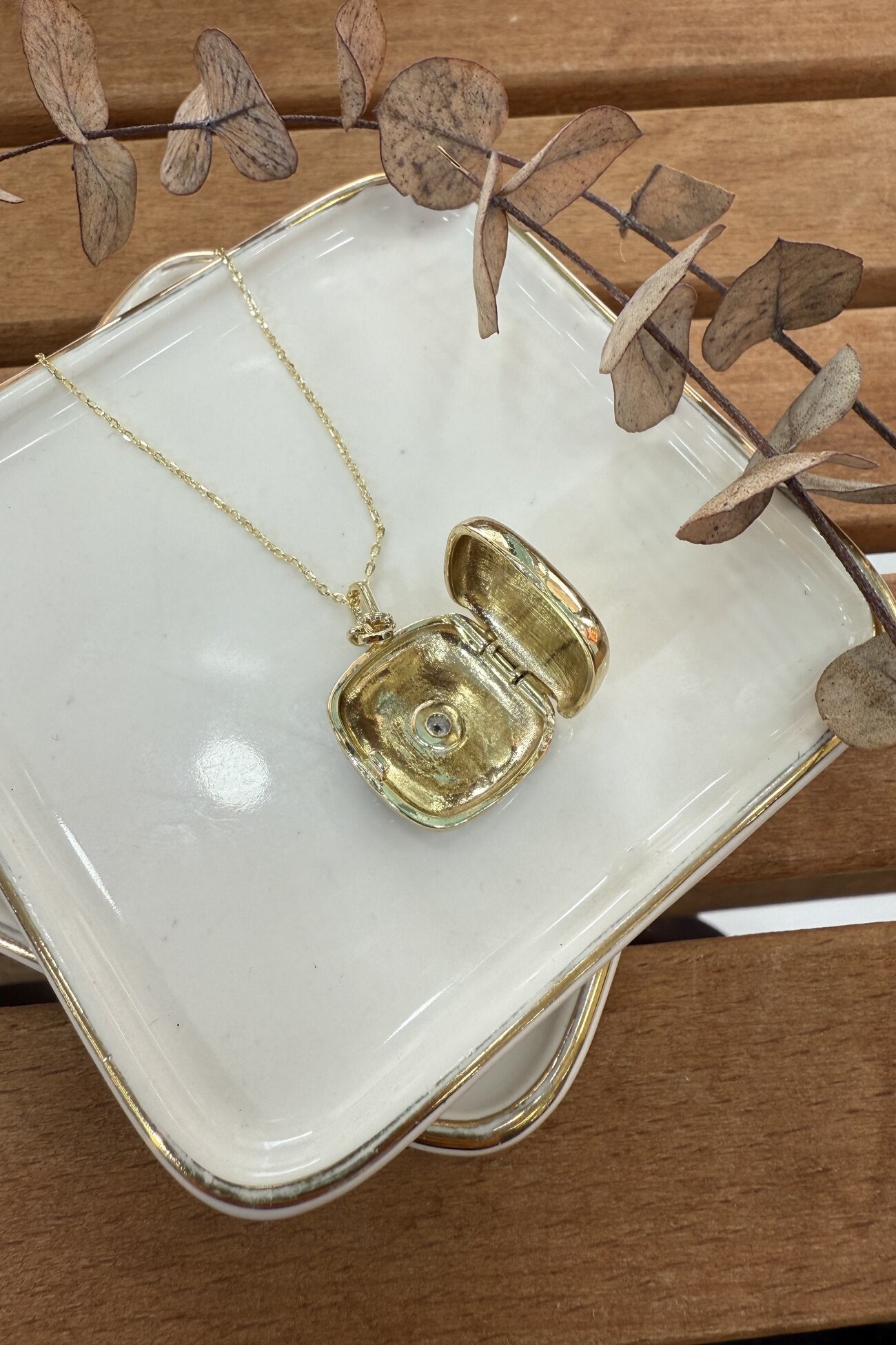 14K Altın Kaplama Kare Plaka Üzeri Siyah Mineli Madalyon Kolye 57cm