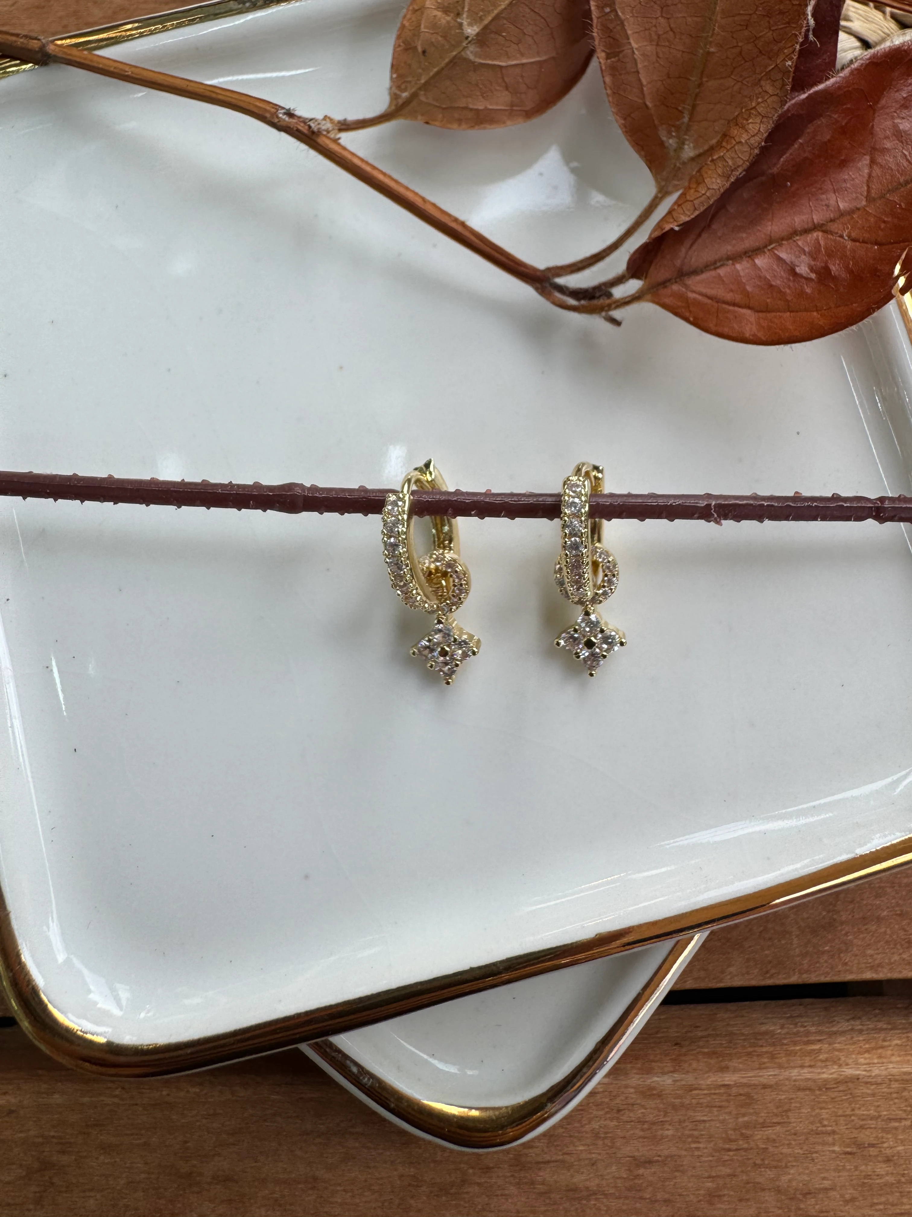 14K Altın Kaplama Minimal Taşlı Yonca Küpe Gold