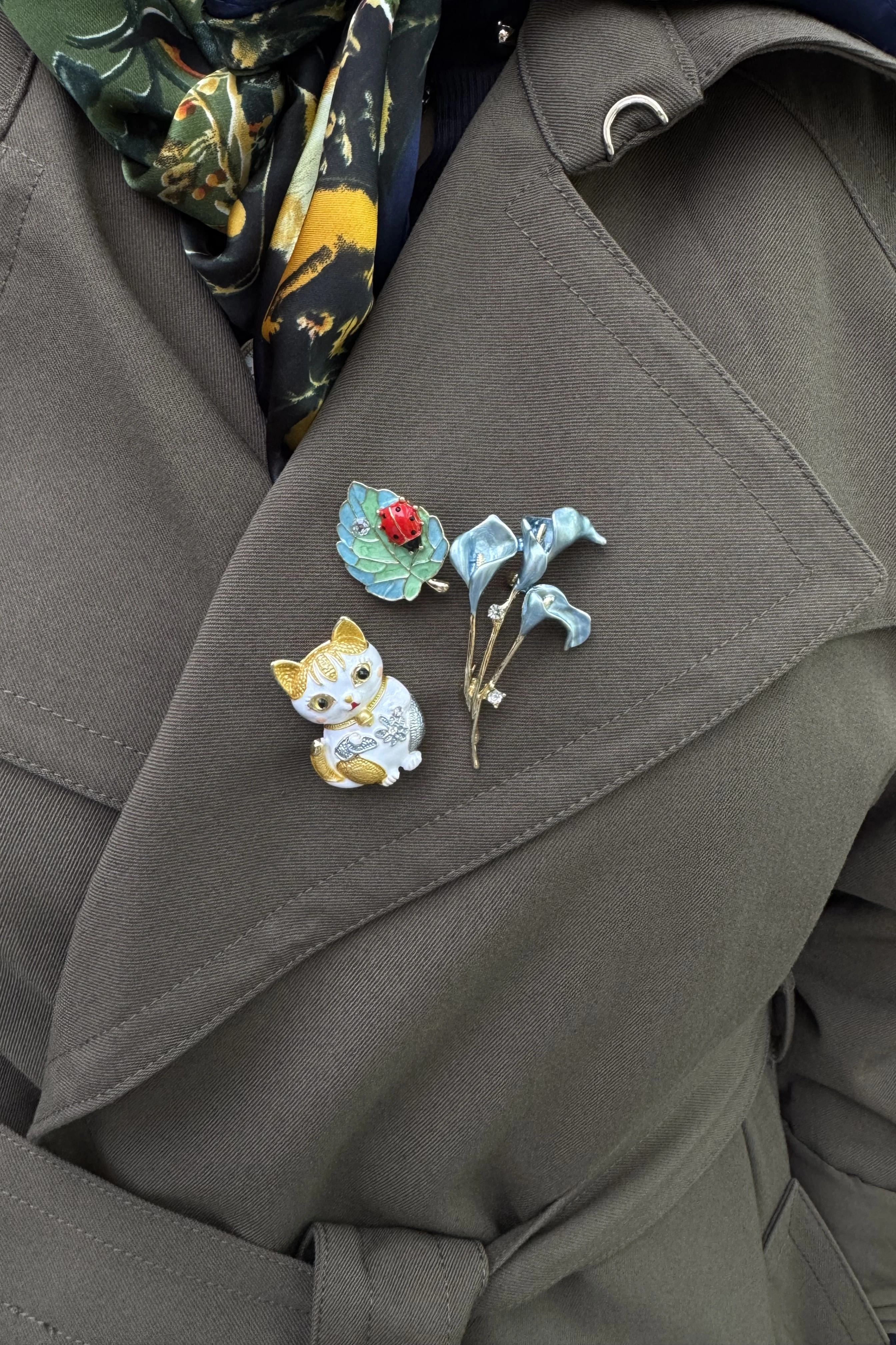 Mavi Mineli Zambak Broş