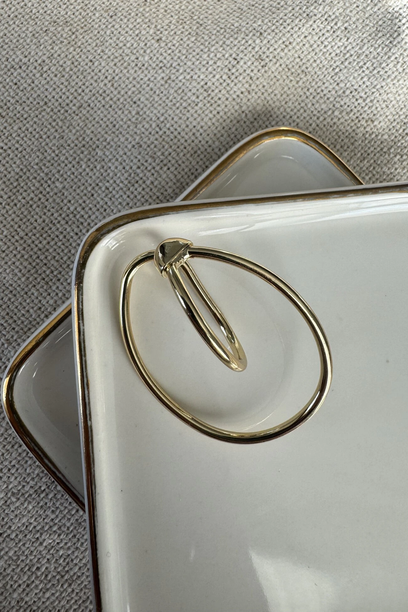 İnce Bombeli Tasarım Kıkırdak Küpe