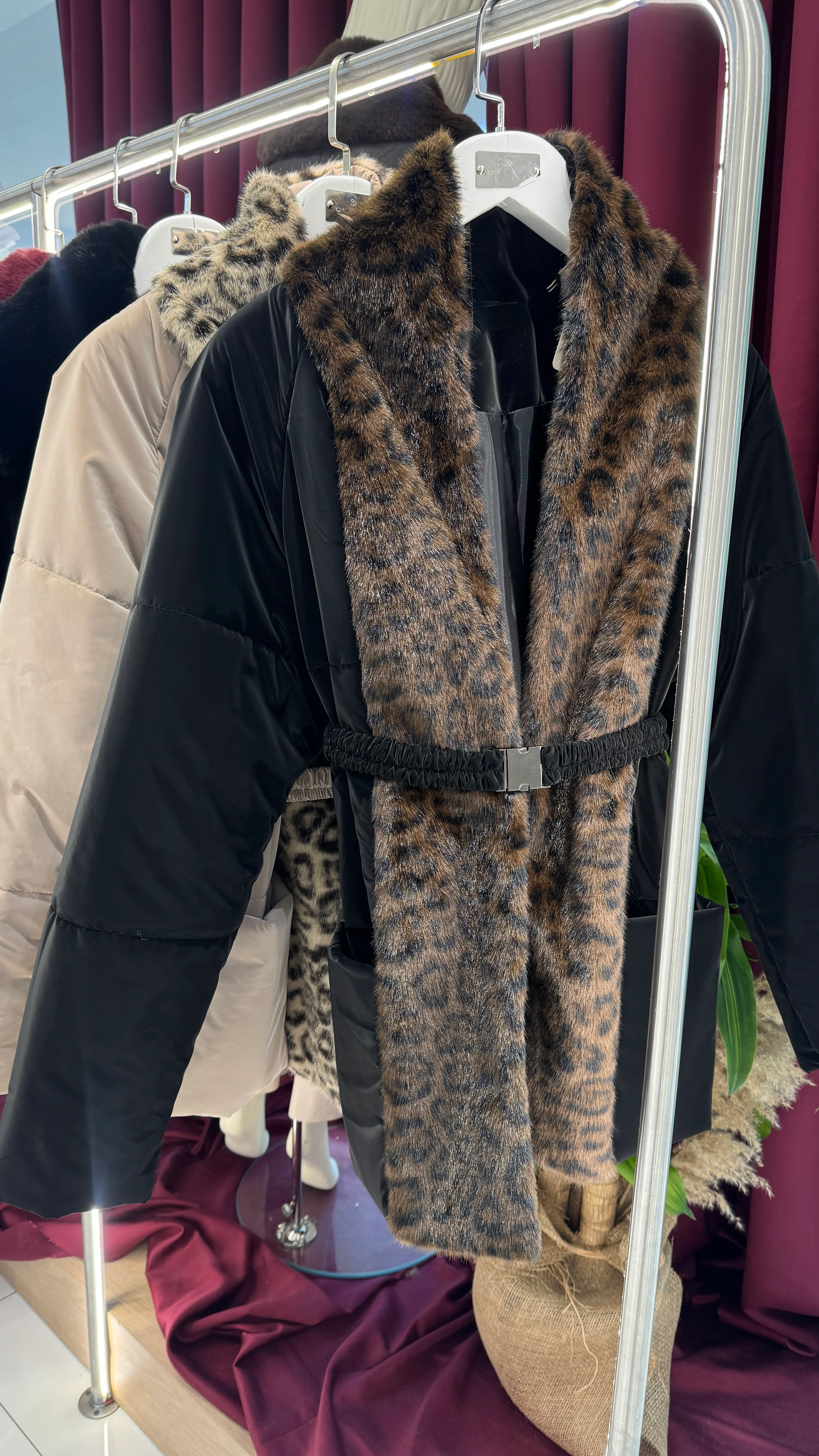 Leopar Detaylı Kuşaklı Şişme Kaban – Siyah