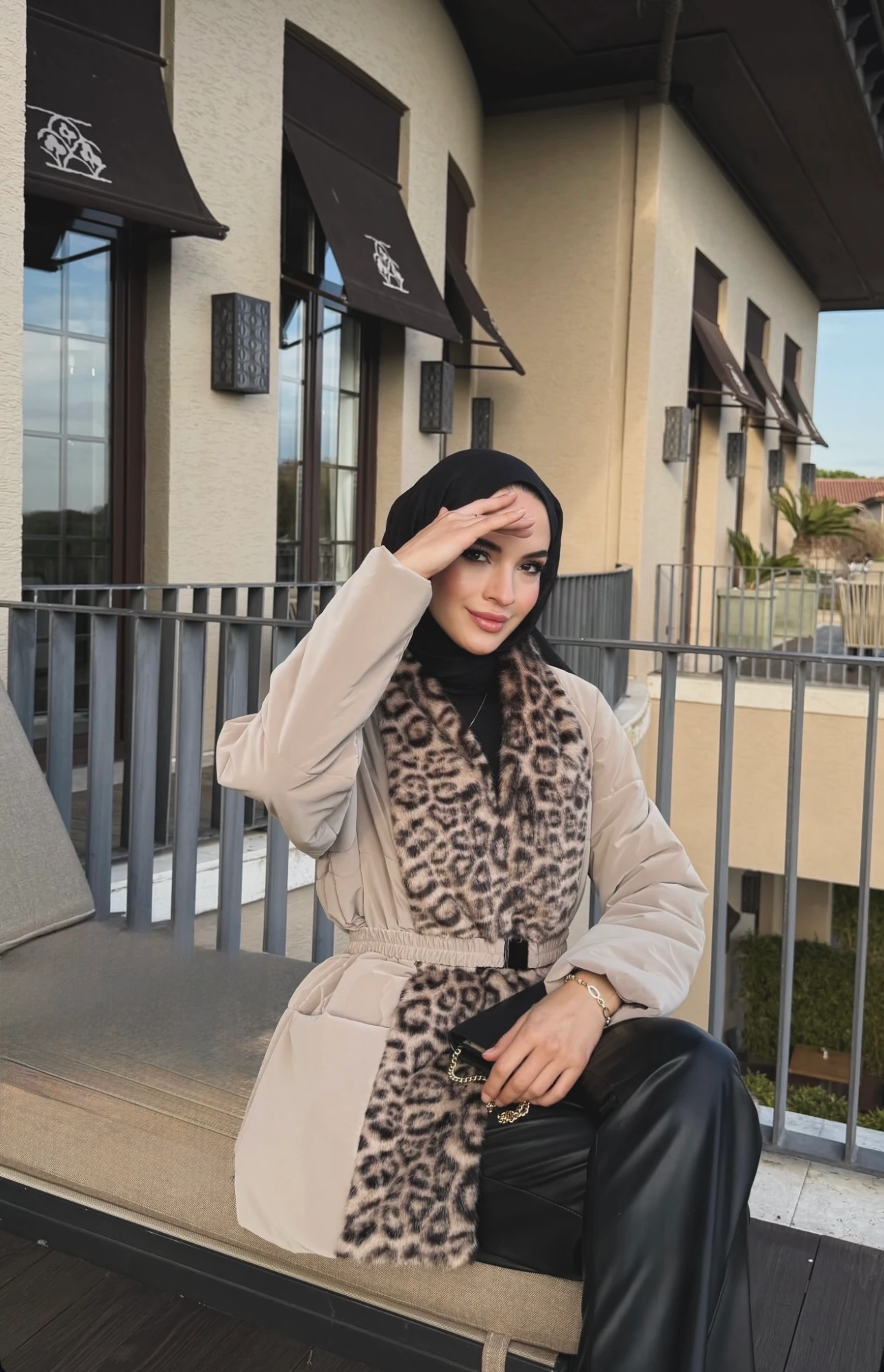 Leopar Detaylı Kuşaklı Şişme Kaban – Bej