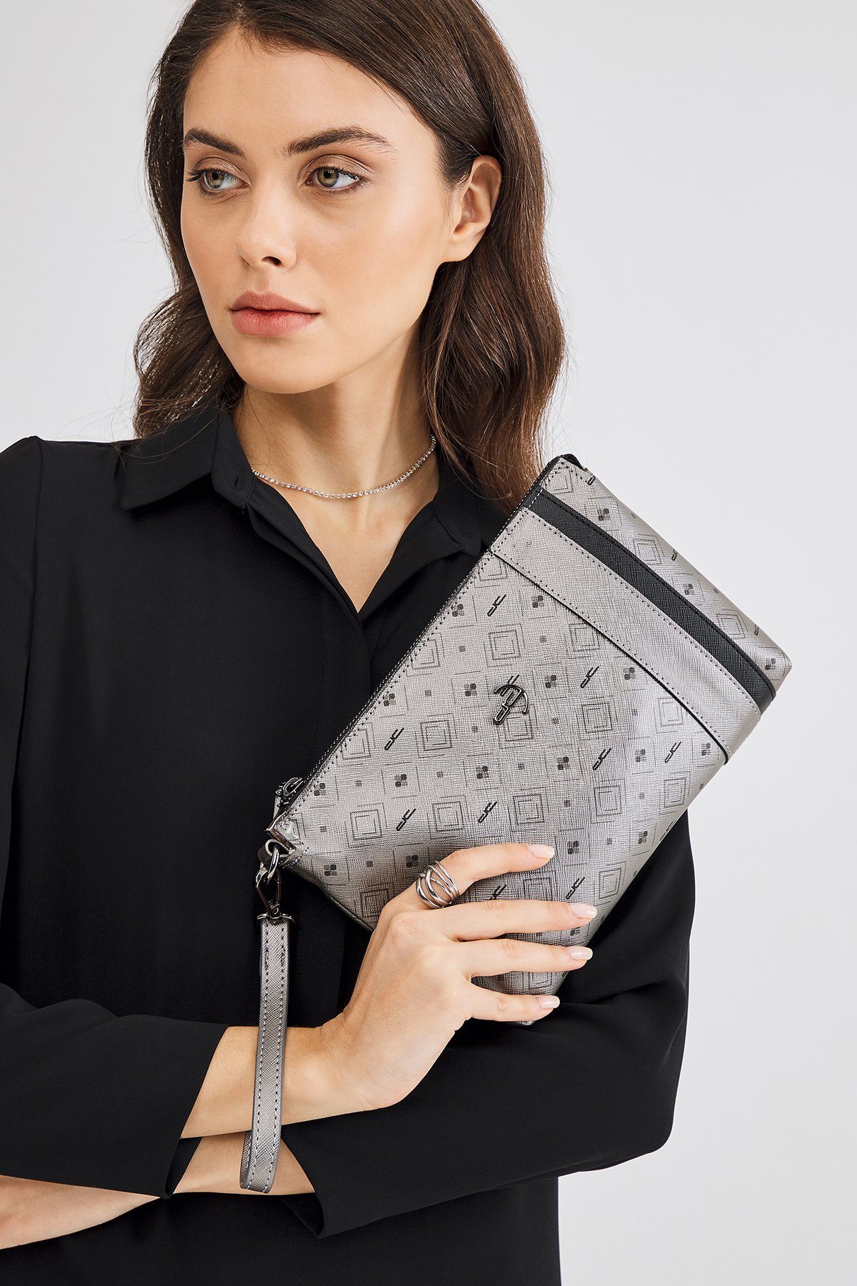 Kadın Basic Clutch Çanta Monogram Desenli Şeritli Gümüş Siyah