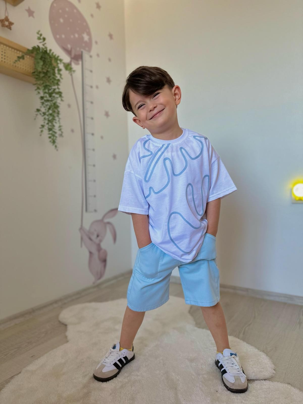 Erkek Çocuk Mavi Şort ve Desenli Beyaz Tişört Takım