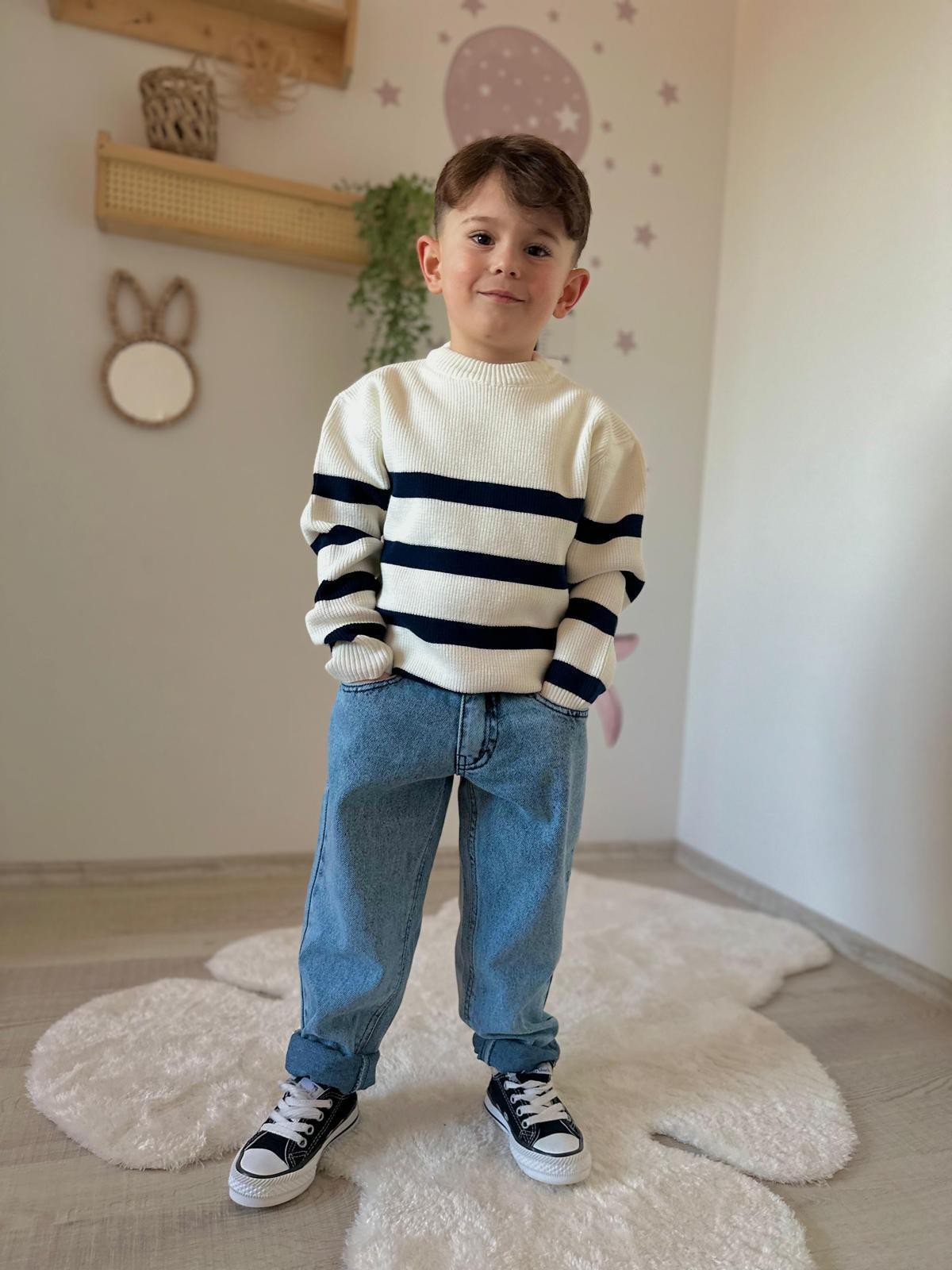 Beyaz Çizgili Triko Kazak ve Kot Pantolon Takım