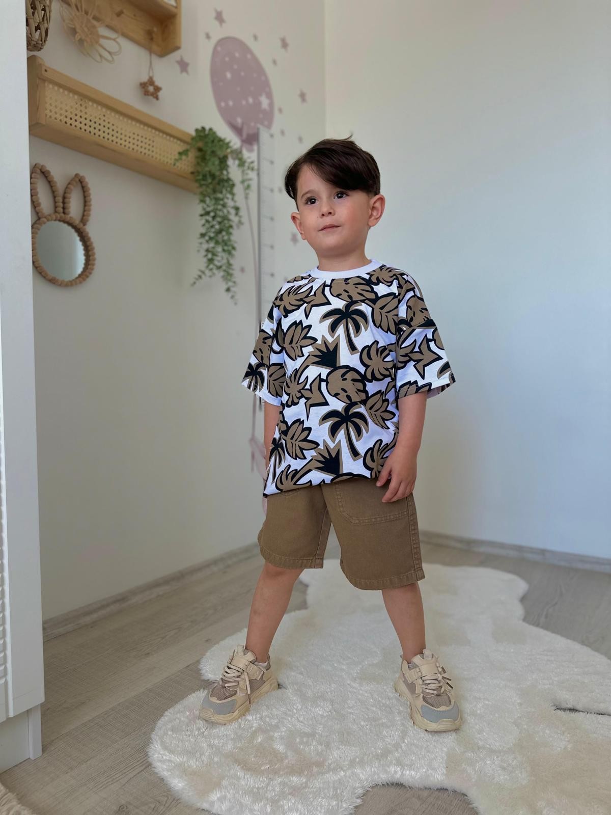 Erkek Çocuk Oversize Baskılı Tişört ve Kahverengi Kot Şort Takım