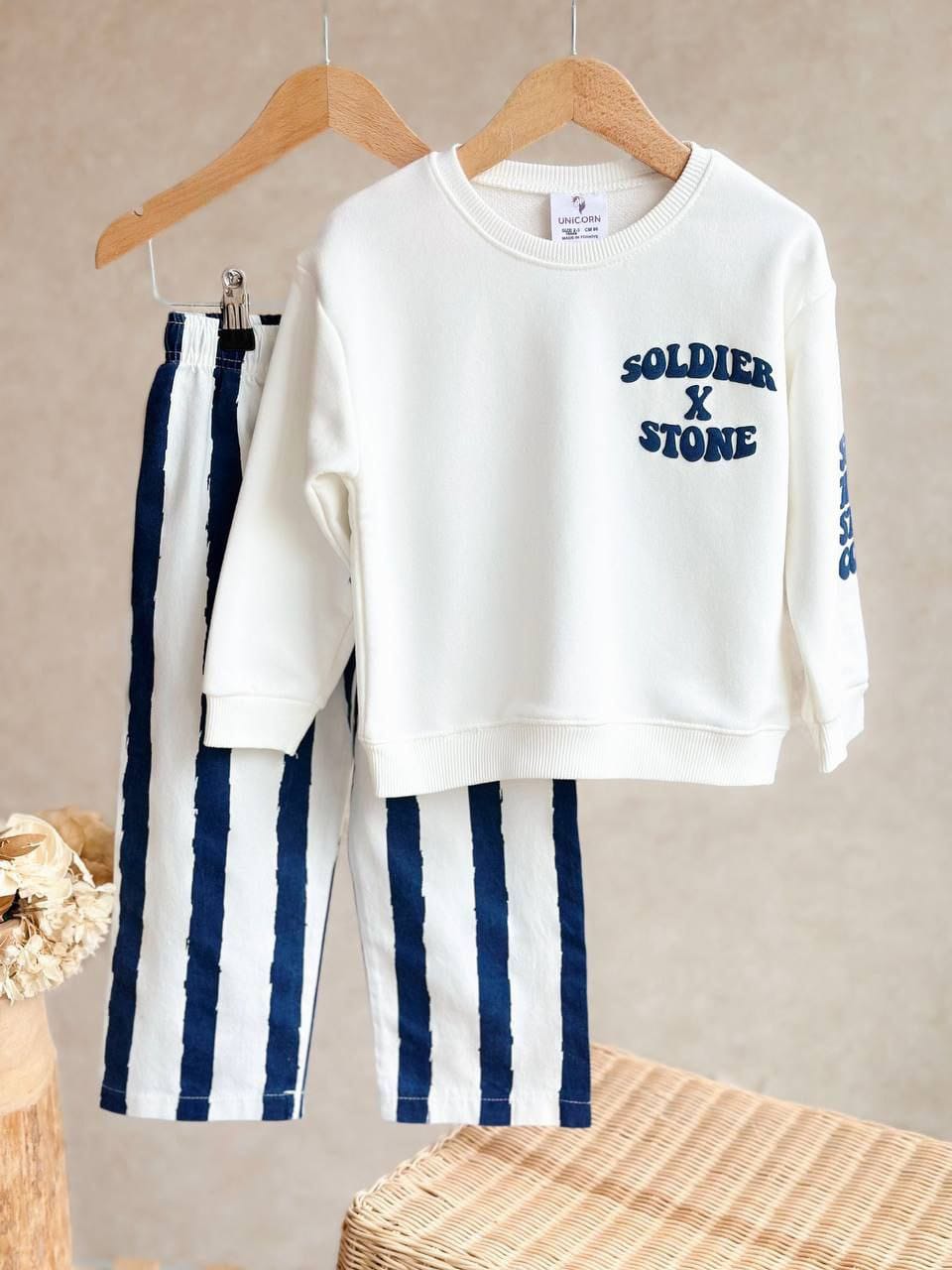 Beyaz Stay Cool Sloganlı Sweatshirt ve Çizgili Takım