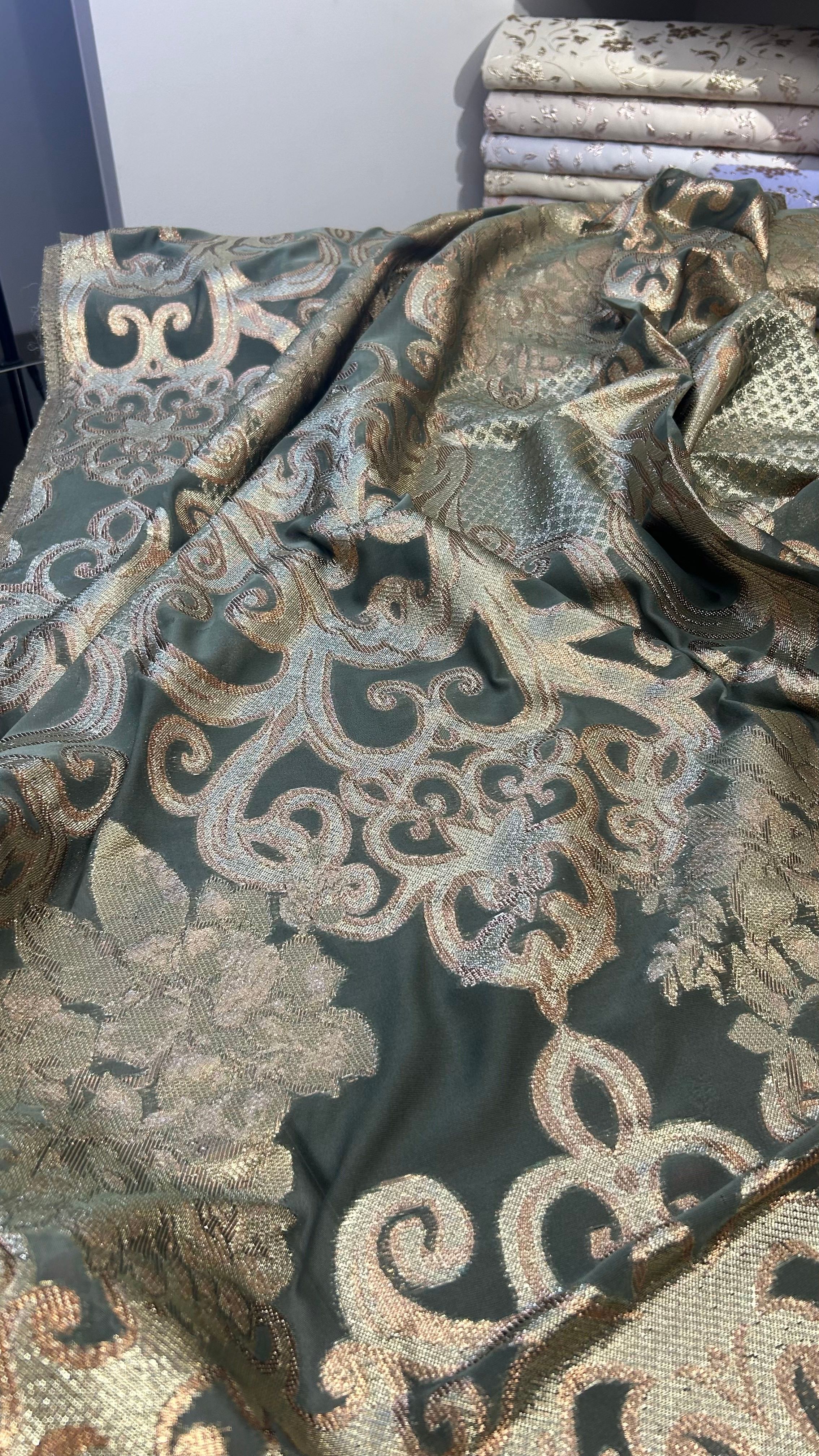 Çiçekli Barok Stil Yarı Transparan Polyester Şifon Jakar Abiye Elbise Kumaşı