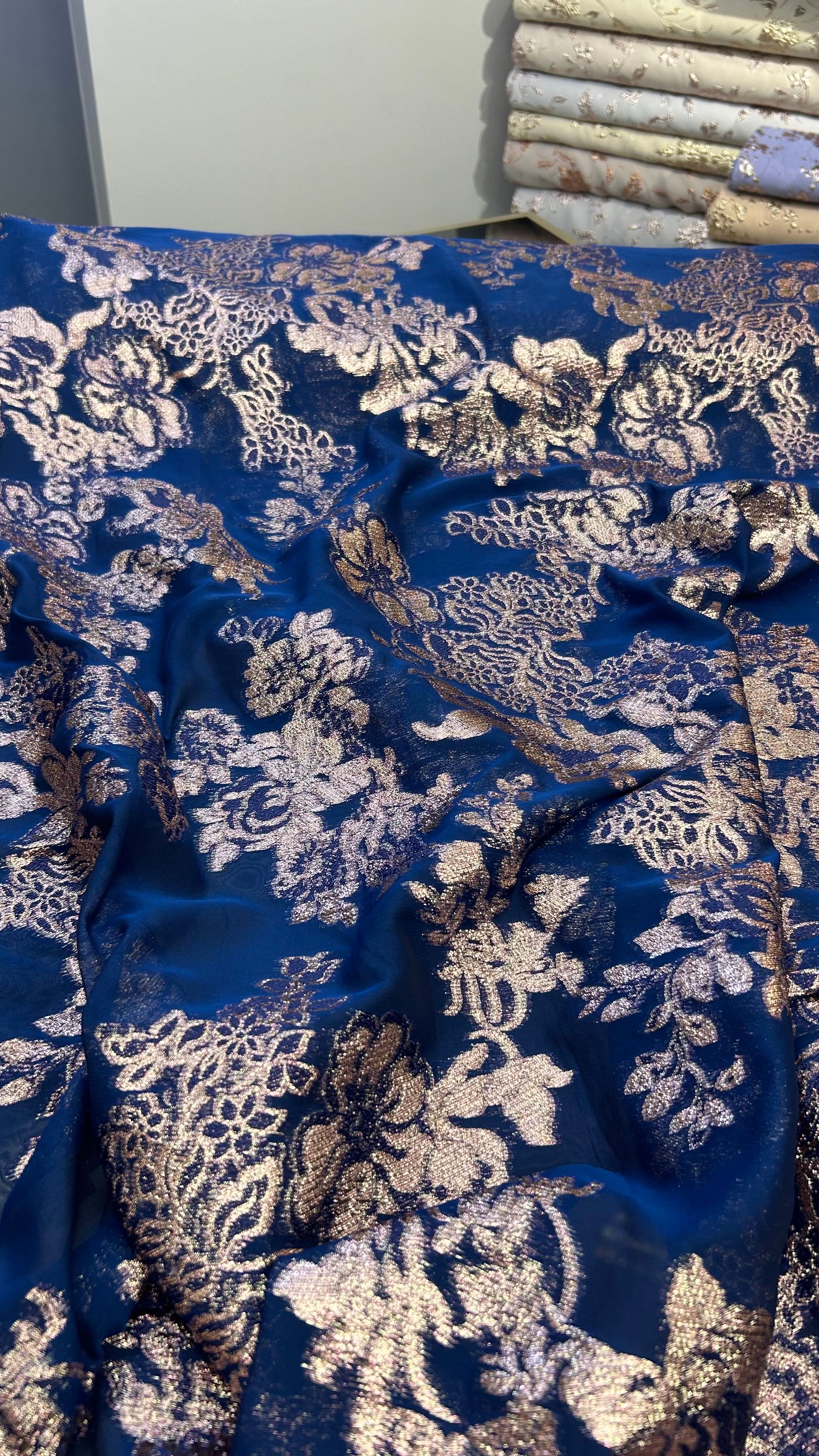 Parlak Çiçek Desenli Yarı Transparan Polyester Şifon Jakar Abiye Elbise Kumaşı