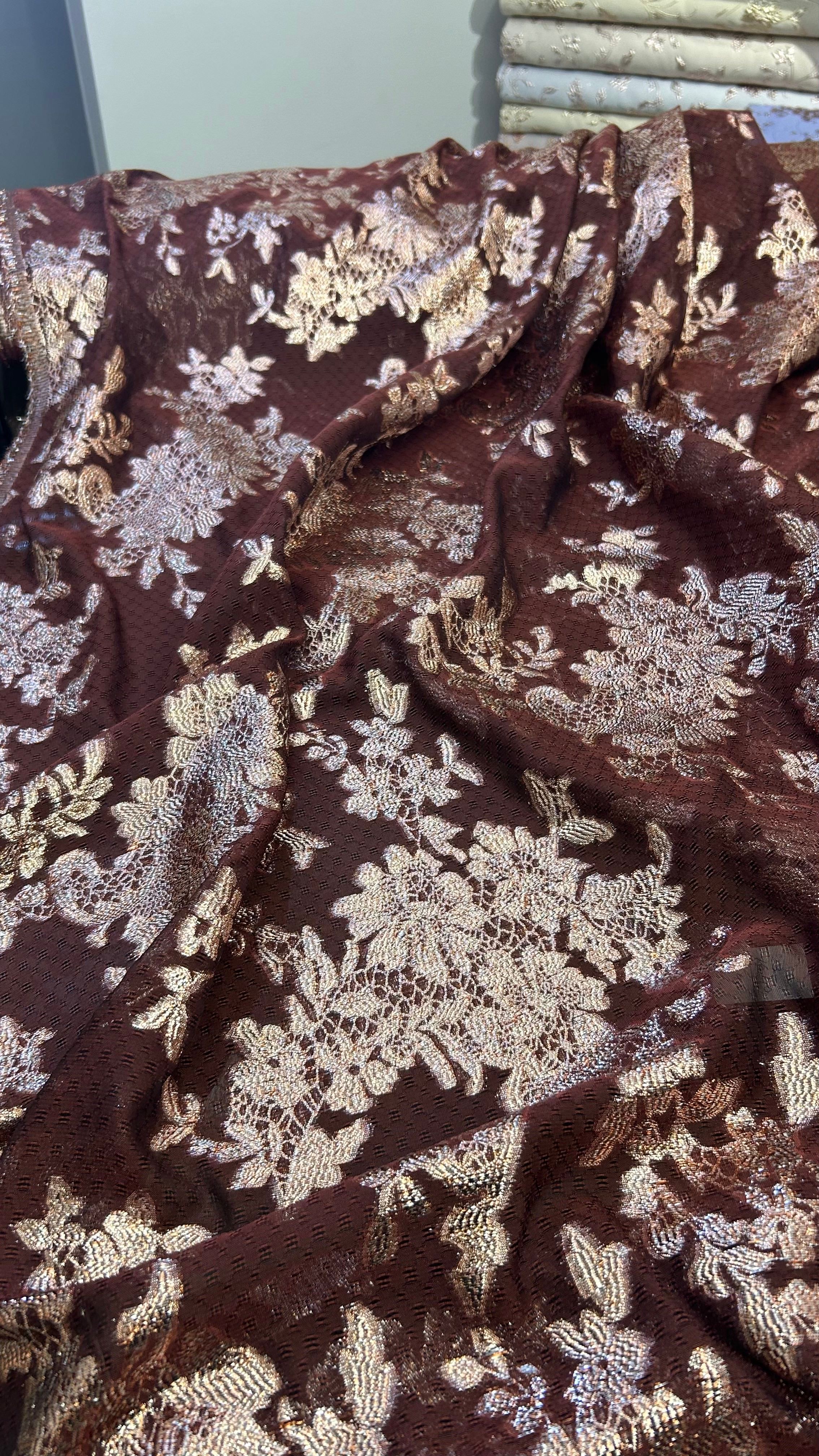 Vintage Çiçek Desenli Yarı Transparan Polyester Şifon Jakar Abiye Elbise Kumaşı
