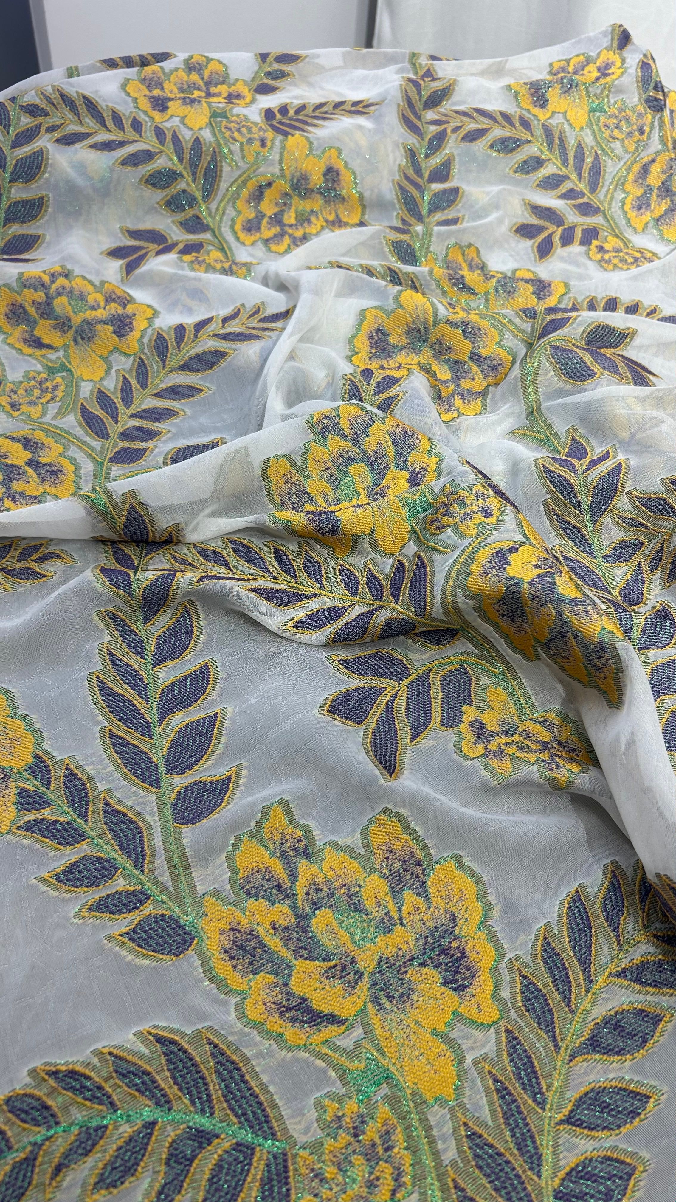 Vintage Çiçek Desenli Yarı Transparan Polyester Şifon Jakar Abiye Elbise Kumaşı