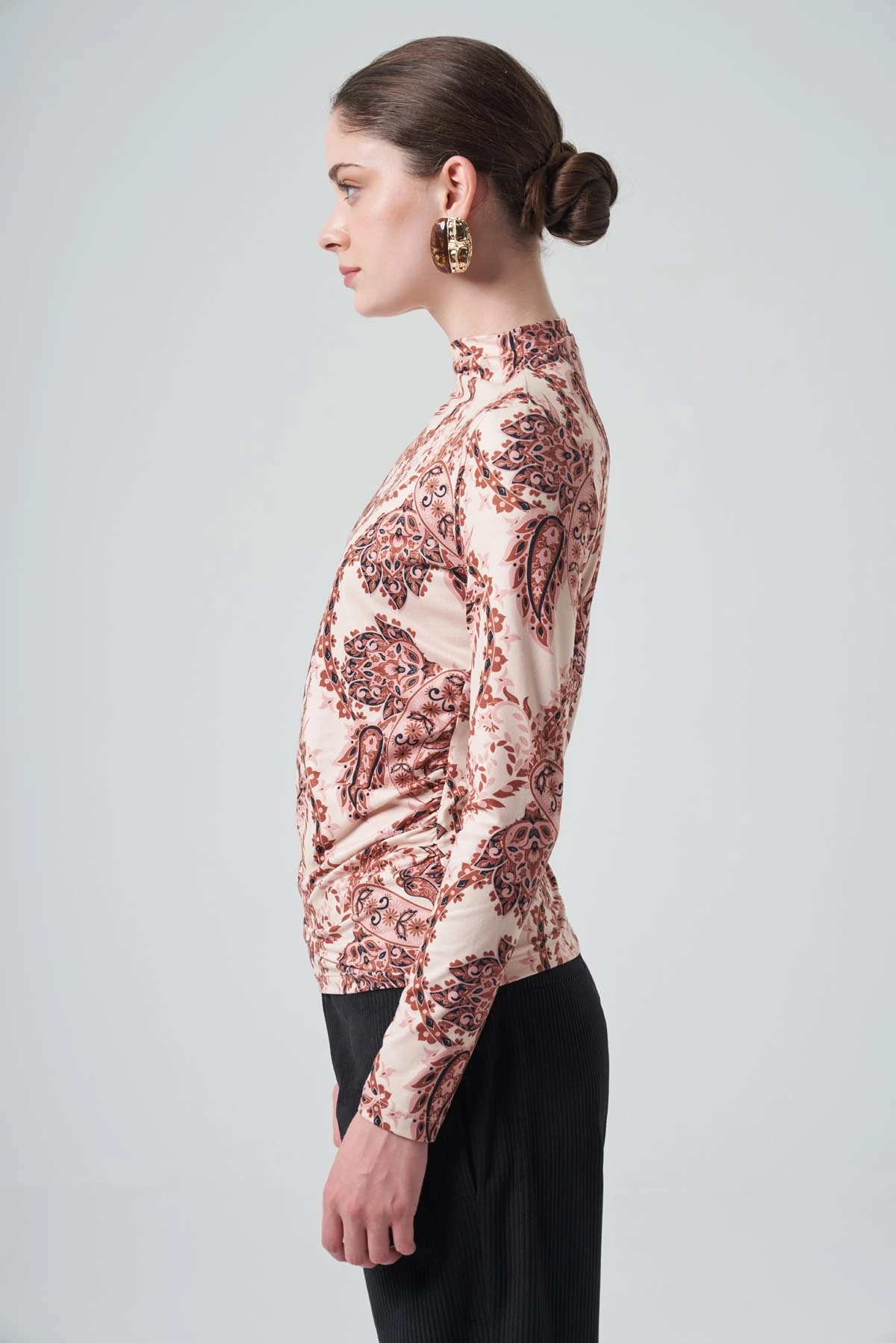 DİK YAKA DESENLİ BLUZ 