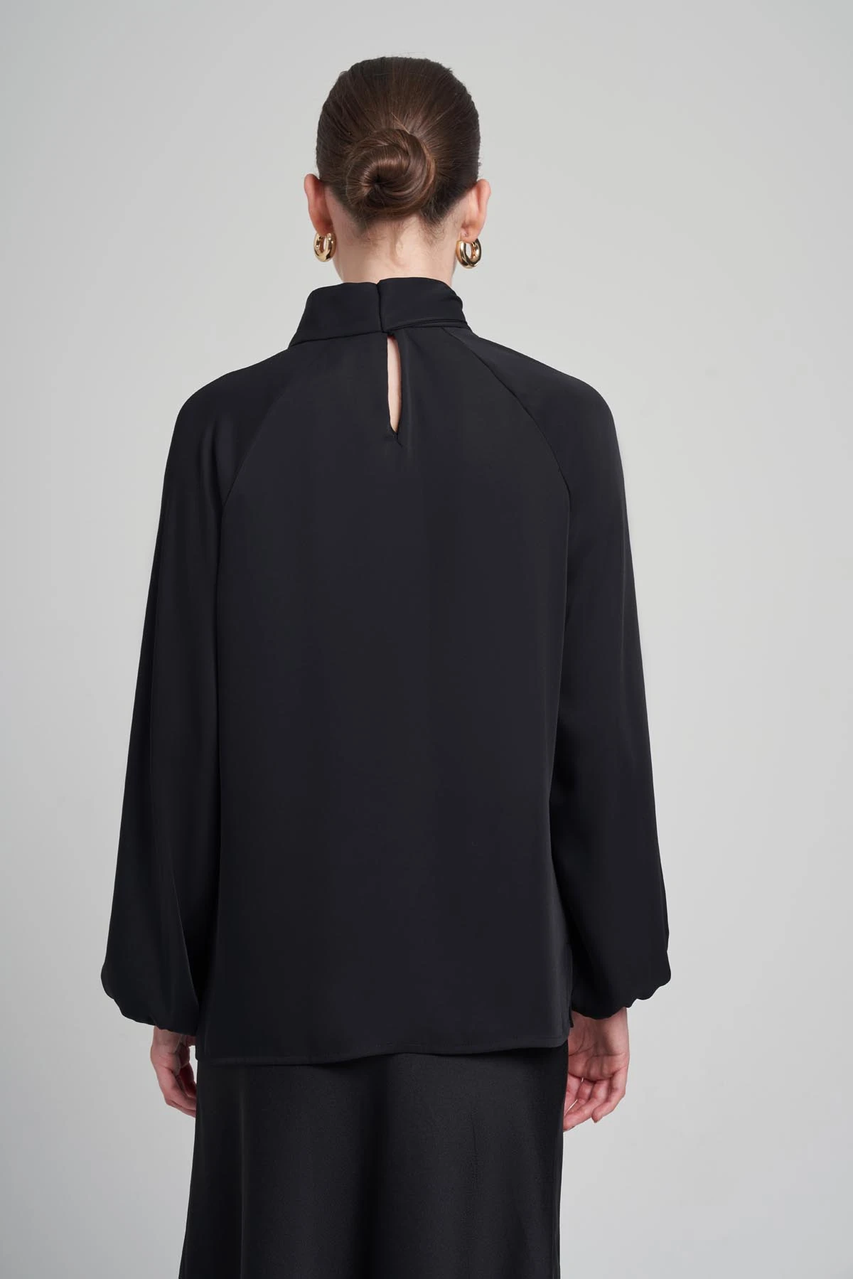 YAKASI DANTEL VE KUŞAK DETAYLI BLUZ 