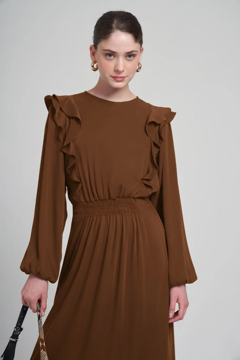 OMUZLARI FIRFIR DETAYLI BELDEN OTURAN KIRIŞMAZ ELBİSE 