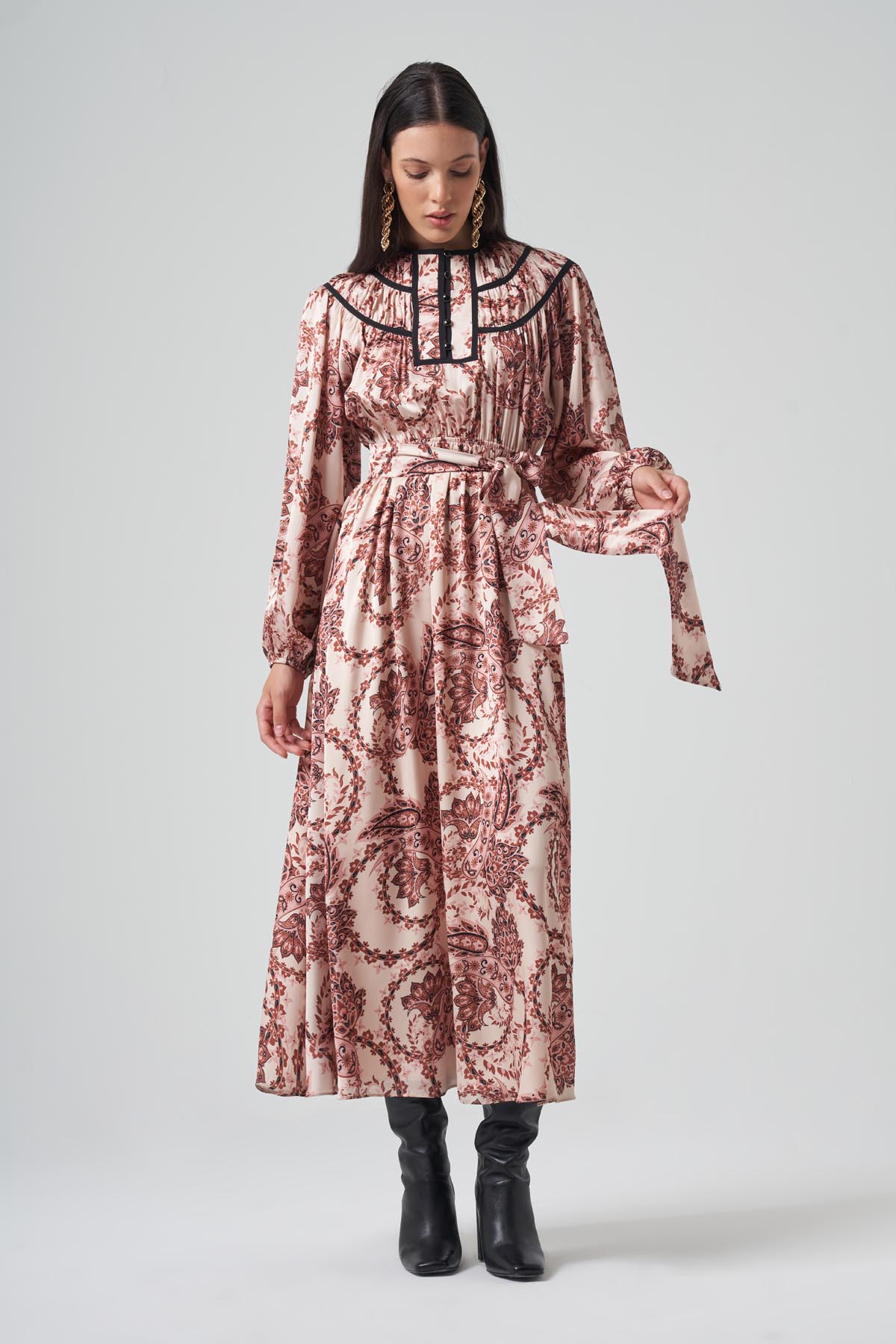 ÖZEL DESENLİ BÜZGÜ VE BİYE DETAYLI MAXİ BOY SATEN ELBİSE 