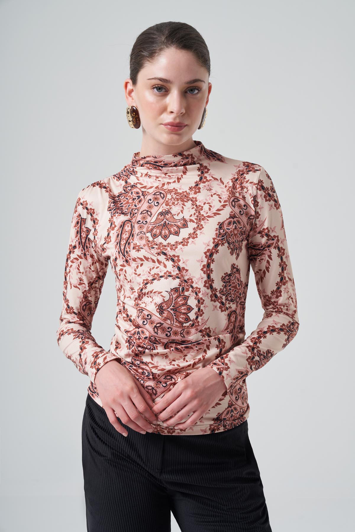 DİK YAKA DESENLİ BLUZ 