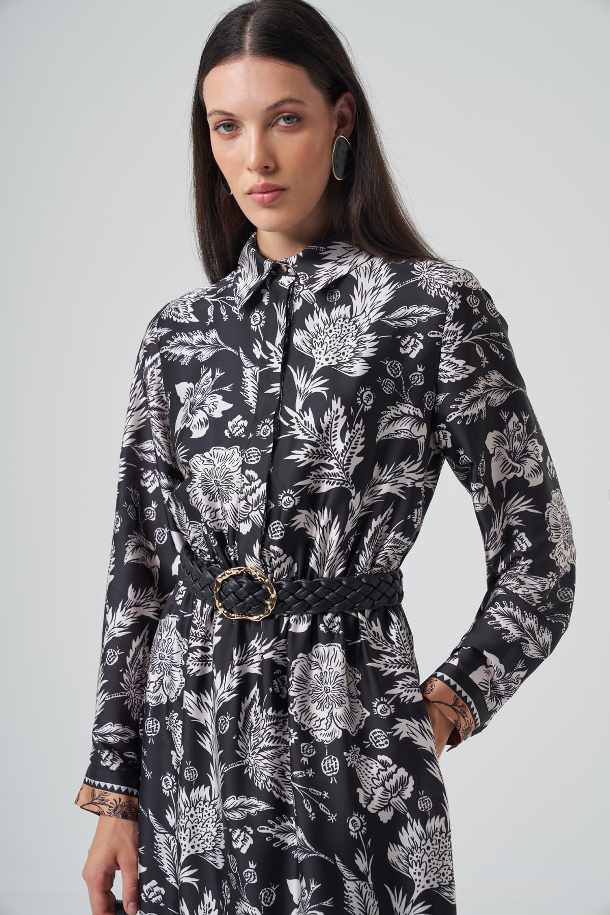 MODERN DESENLİ KEMER DETAYLI KIRIŞMAZ MAXİ ELBİSE 