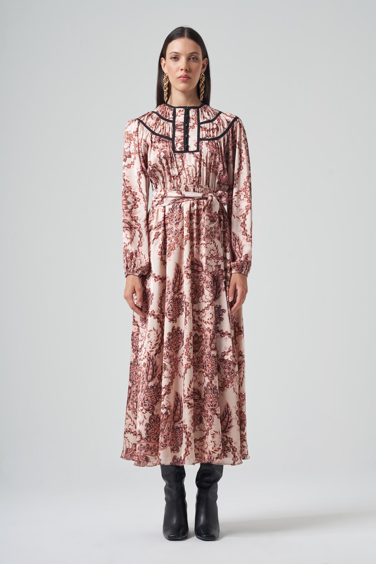 ÖZEL DESENLİ BÜZGÜ VE BİYE DETAYLI MAXİ BOY SATEN ELBİSE 