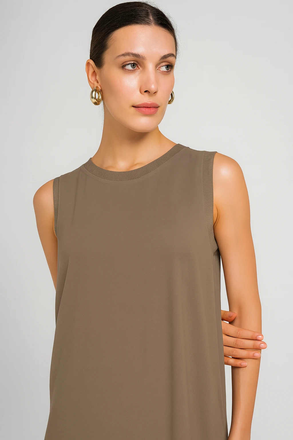 RİBANA DETAYLI KOLSUZ BLUZ 