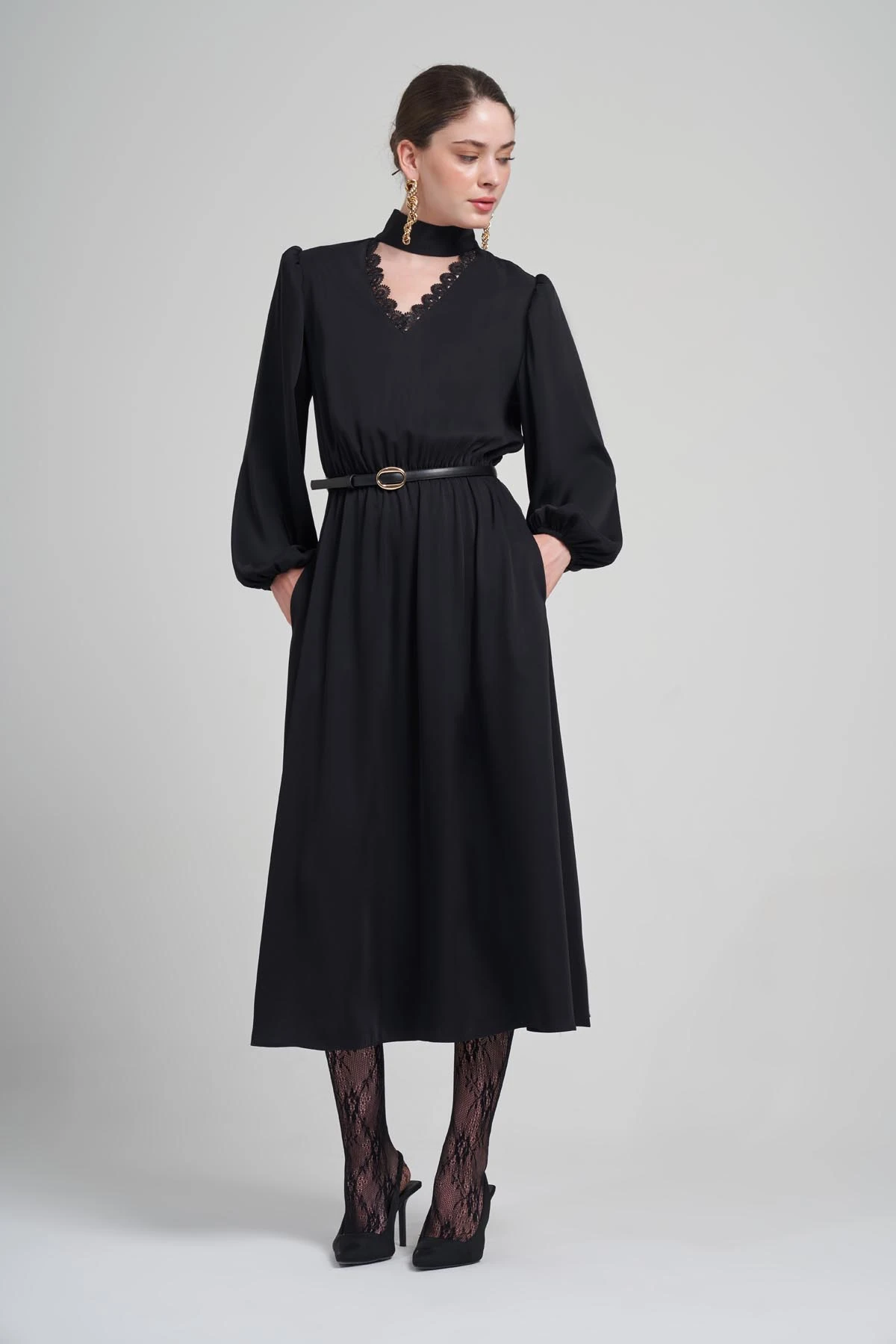 ZARİF YAKA VE KEMER DETAYLI KIRIŞMAZ MİDİ BOY ELBİSE 