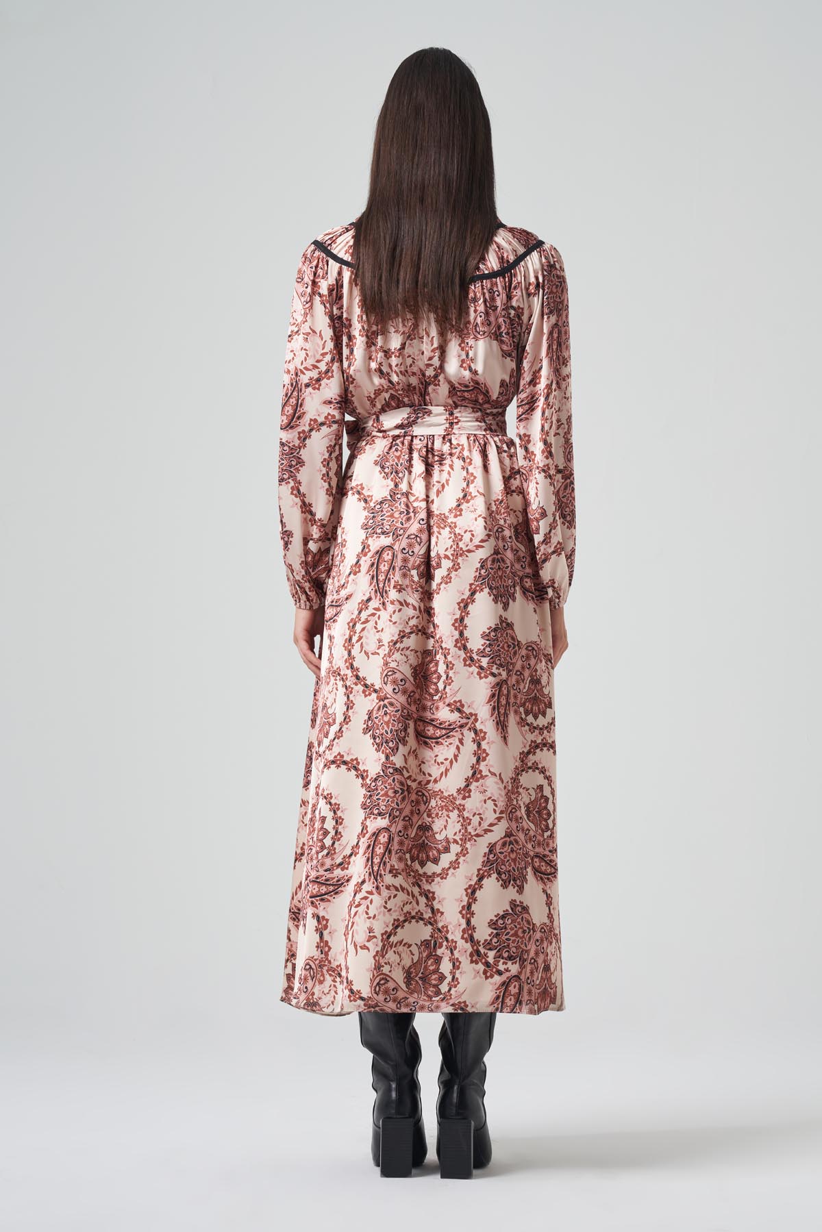 ÖZEL DESENLİ BÜZGÜ VE BİYE DETAYLI MAXİ BOY SATEN ELBİSE 