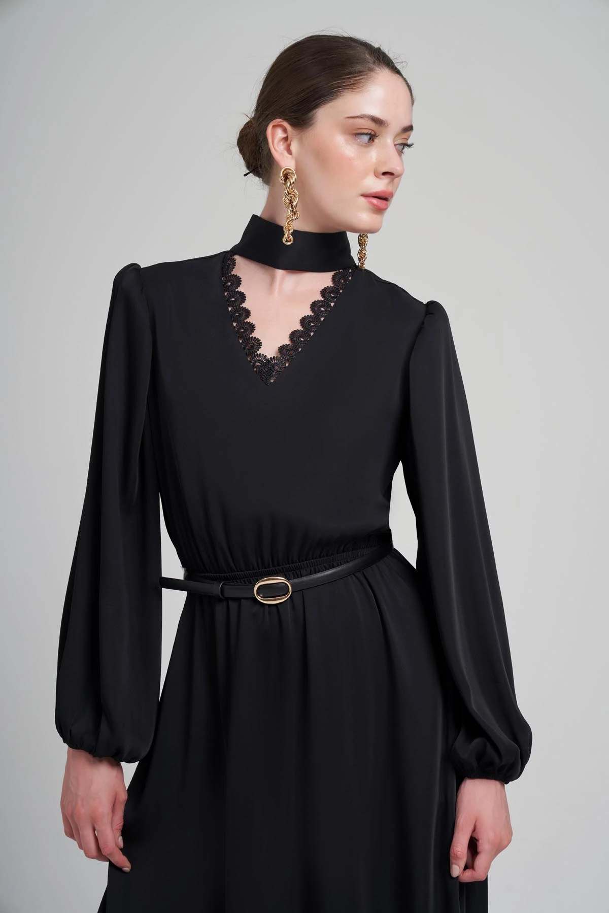 ZARİF YAKA VE KEMER DETAYLI KIRIŞMAZ MİDİ BOY ELBİSE 