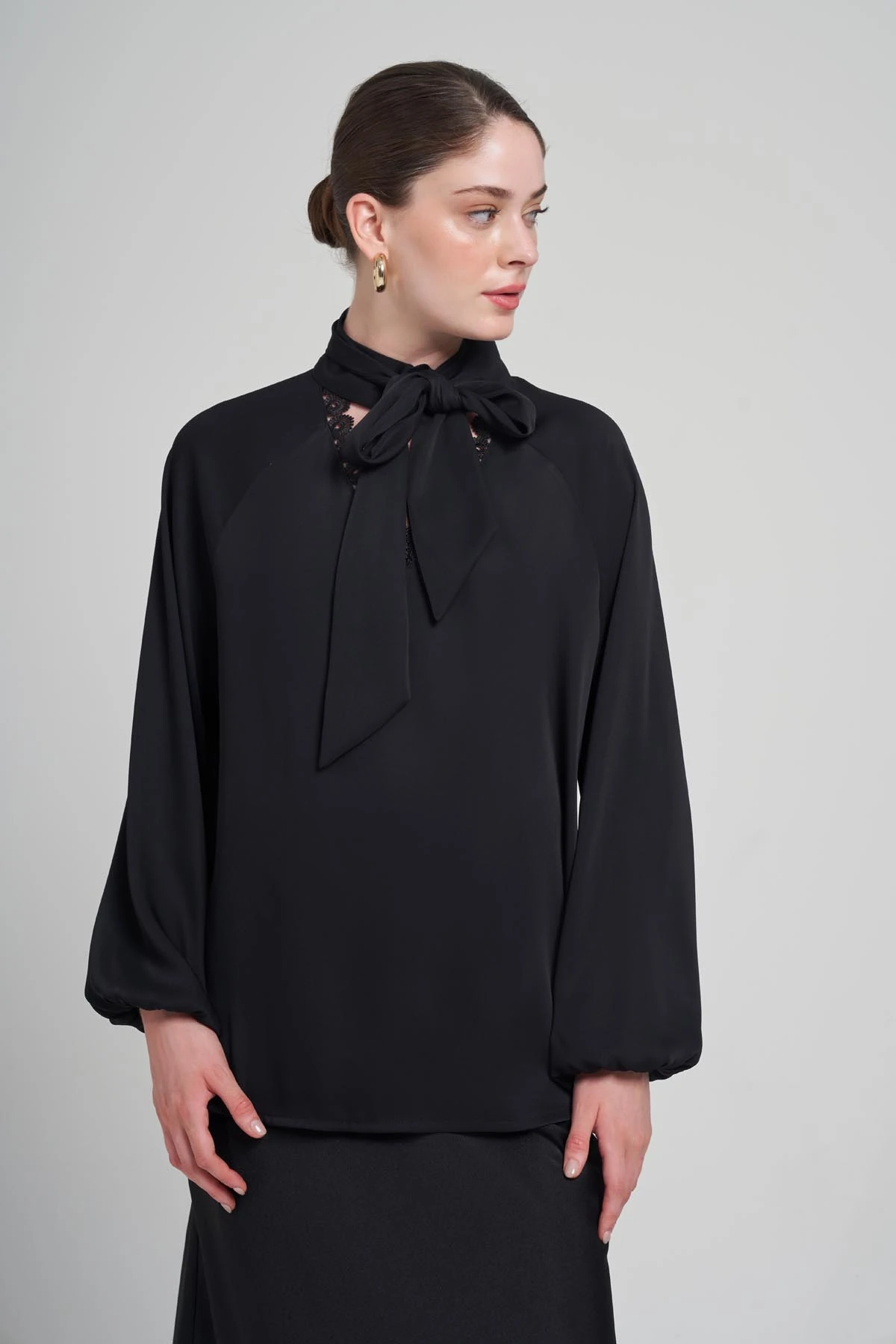 YAKASI DANTEL VE KUŞAK DETAYLI BLUZ 