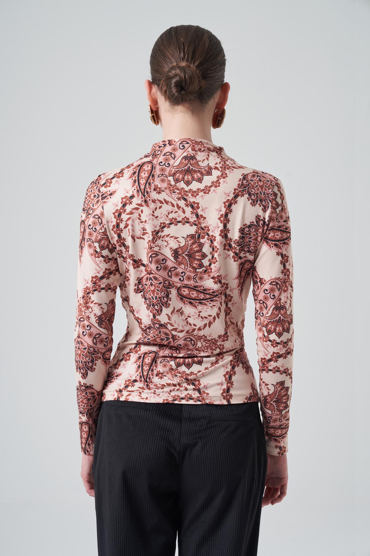 DİK YAKA DESENLİ BLUZ 