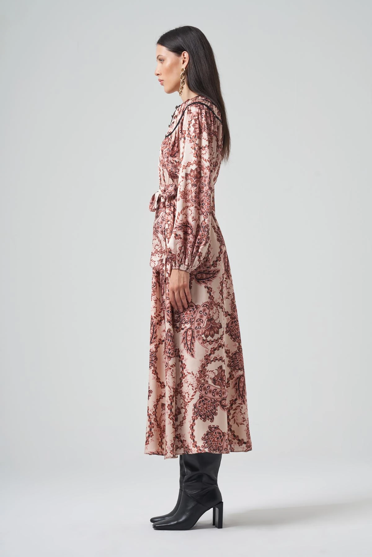 ÖZEL DESENLİ BÜZGÜ VE BİYE DETAYLI MAXİ BOY SATEN ELBİSE 