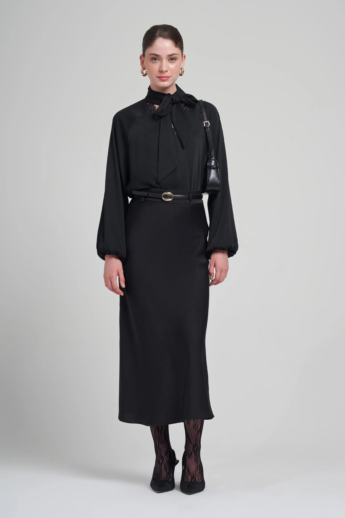 YAKASI DANTEL VE KUŞAK DETAYLI BLUZ 