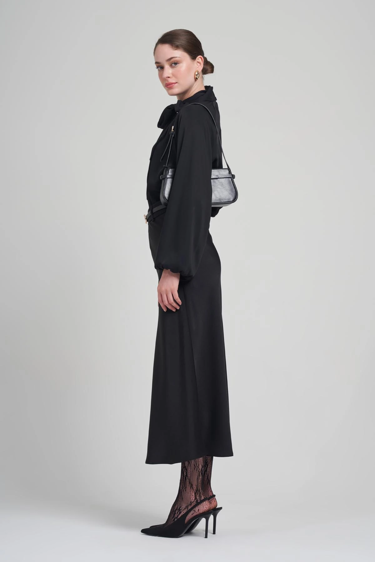 YAKASI DANTEL VE KUŞAK DETAYLI BLUZ 