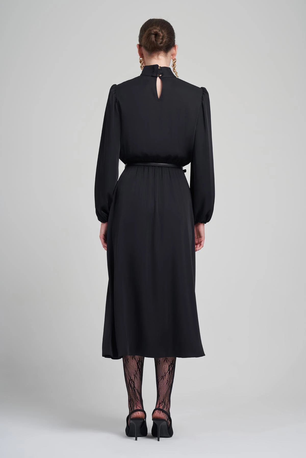 ZARİF YAKA VE KEMER DETAYLI KIRIŞMAZ MİDİ BOY ELBİSE 