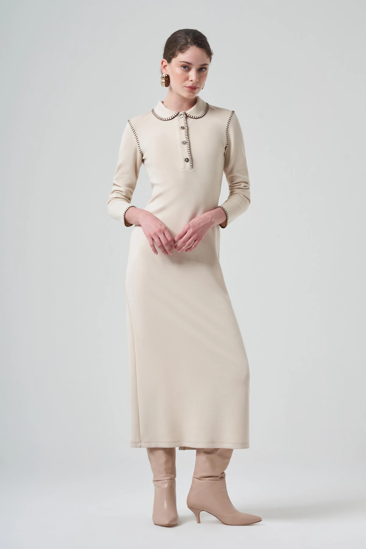 ÇOBAN DİKİŞ DETAYLI MAXİ BOY ÖRME ELBİSE 