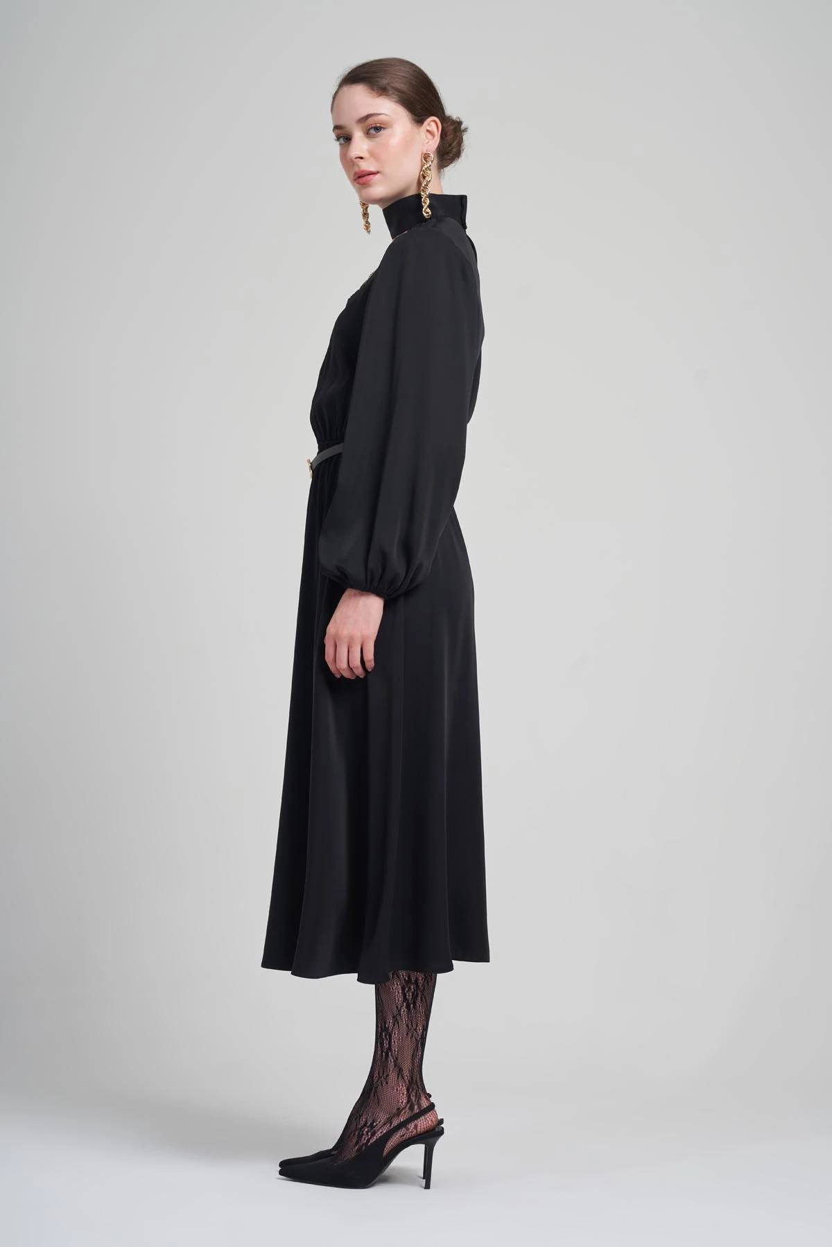 ZARİF YAKA VE KEMER DETAYLI KIRIŞMAZ MİDİ BOY ELBİSE 