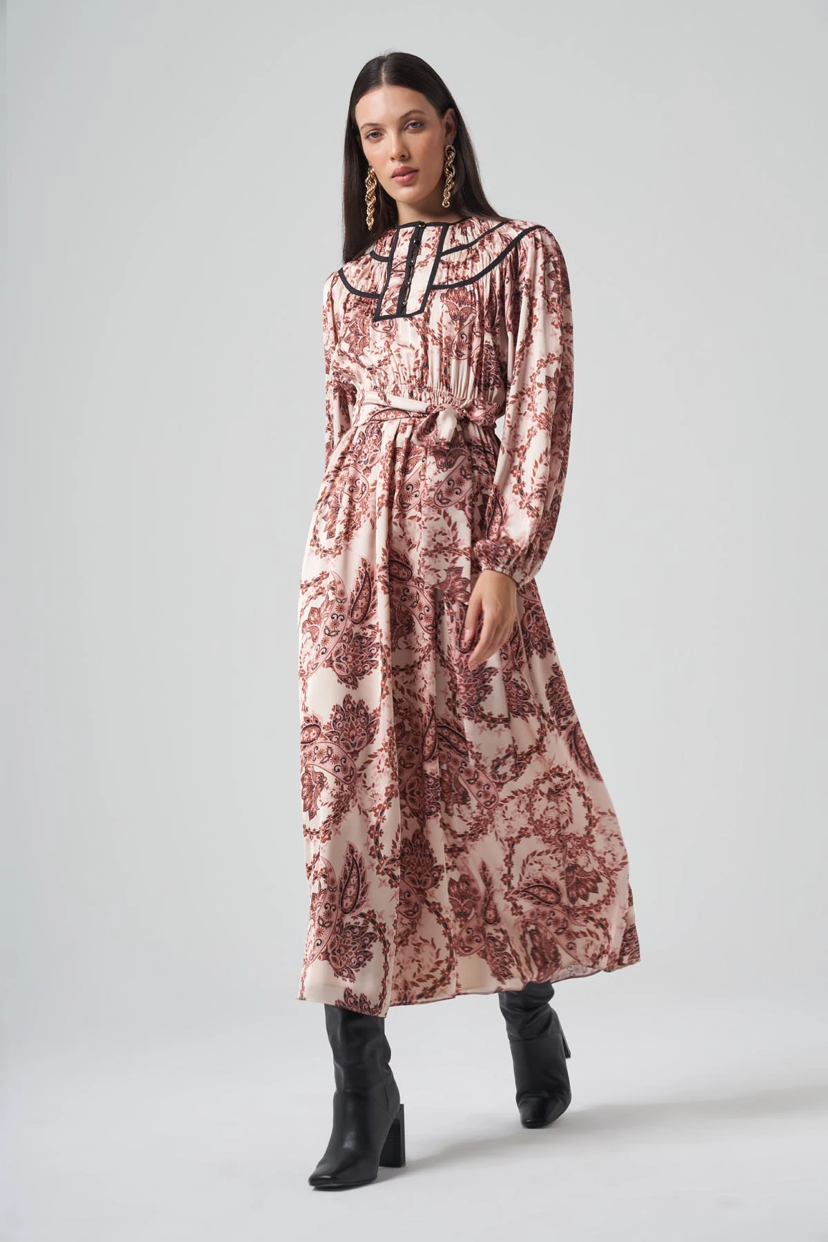 ÖZEL DESENLİ BÜZGÜ VE BİYE DETAYLI MAXİ BOY SATEN ELBİSE 