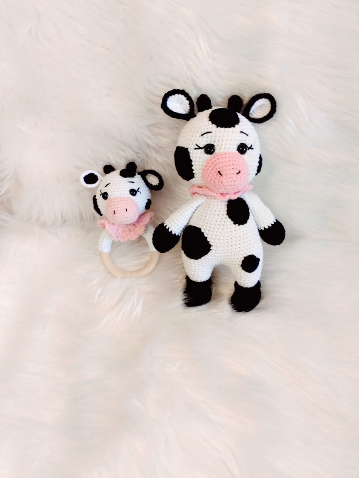 El Yapımı Amigurumi İnek ve Çıngıraklı Oyuncak Seti (2 Parça)