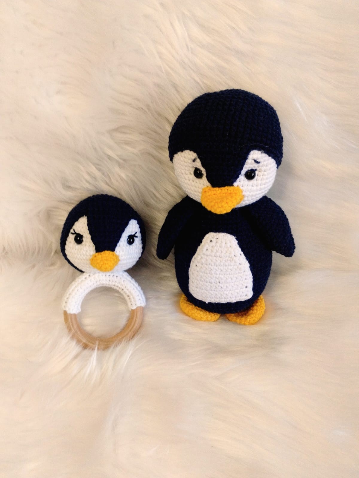 El Yapımı Amigurumi Penguen ve Çıngıraklı Oyuncak Seti (2 Parça) 