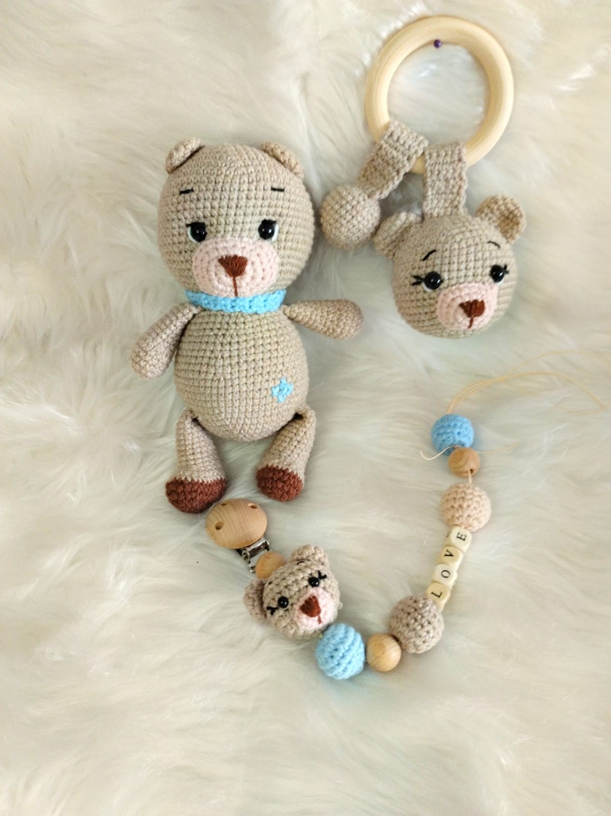 El Yapımı Amigurumi Ayı, Emziklik ve Çıngırak Seti (3 Parça – 18 cm)