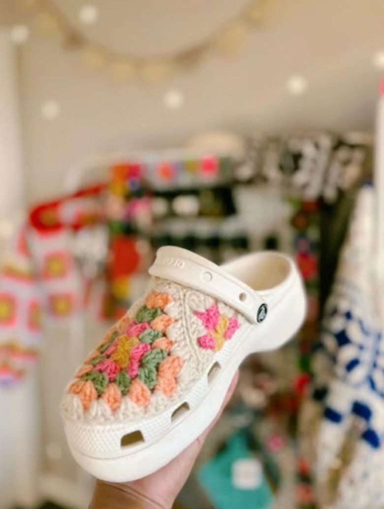 El Örme Crocs Terlik 
