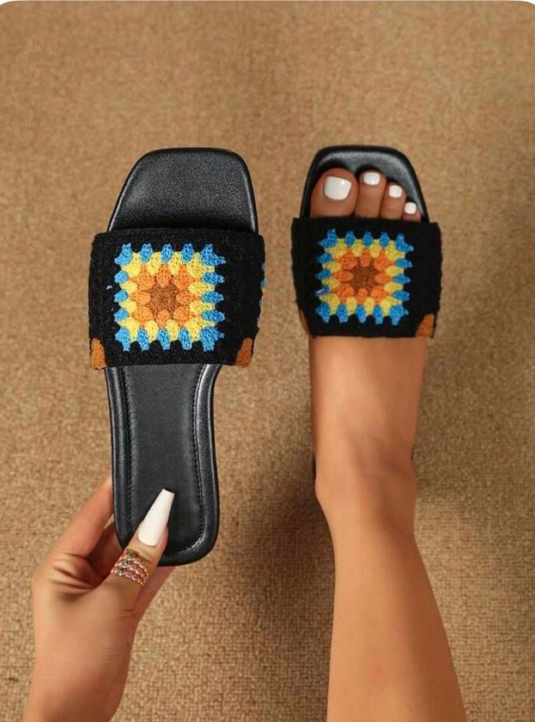 Siyah Motifli El Yapımı Terlik 
