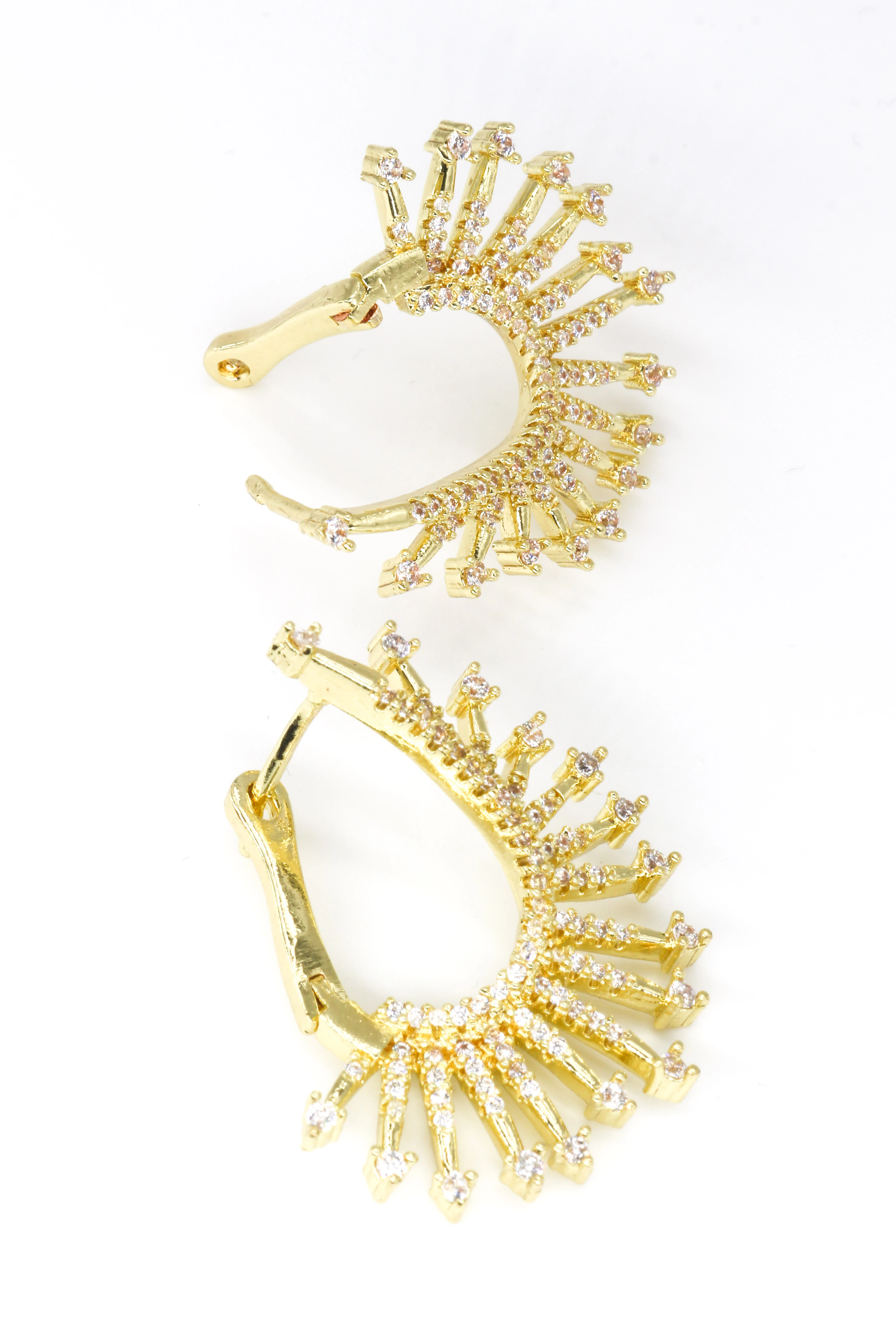 Zirkon Taşlı Çivi Küpe,Ok Figürlü