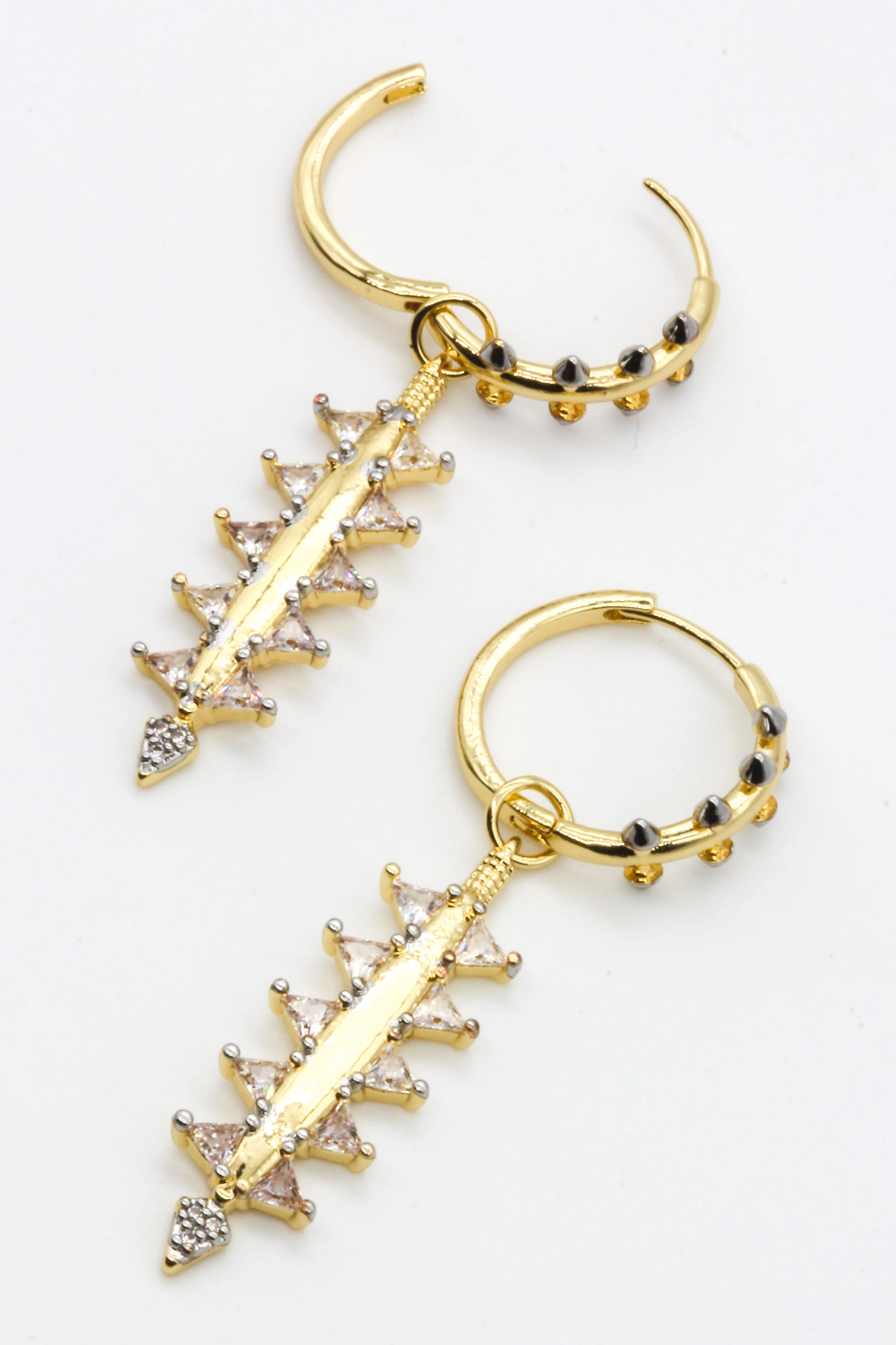 Zirkon Üçgen Taşlı Kılçık Model Sallantılı Küpe